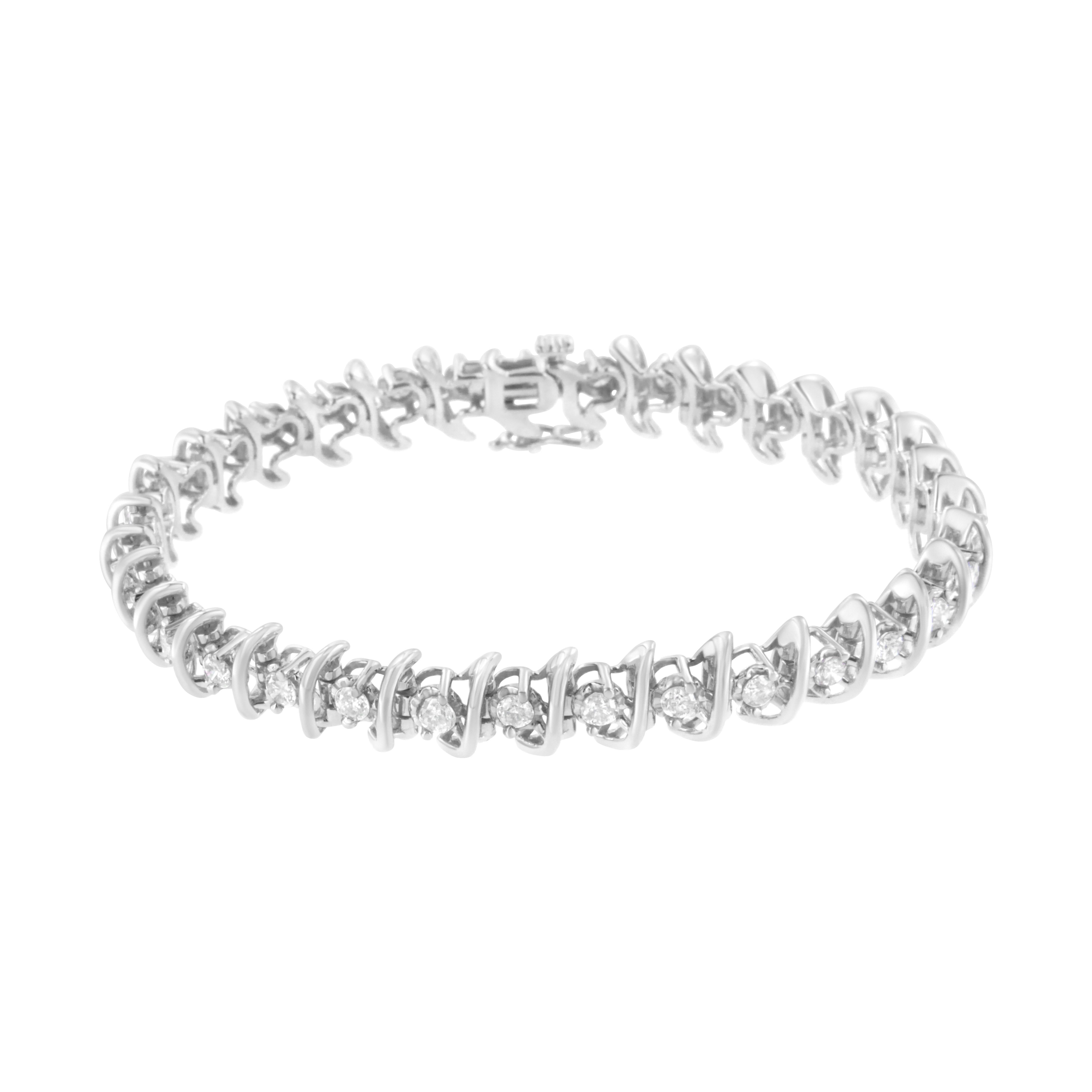 Der schimmernde Reiz dieses exquisiten Armbands, bei dem sich glitzernde, in Zacken gefasste Diamanten im Rundschliff nahtlos zwischen kühlen Gliedern aus hochwertigem 925er Sterlingsilber verflechten, wertet Ihr Ensemble auf. Dieses auffallende,