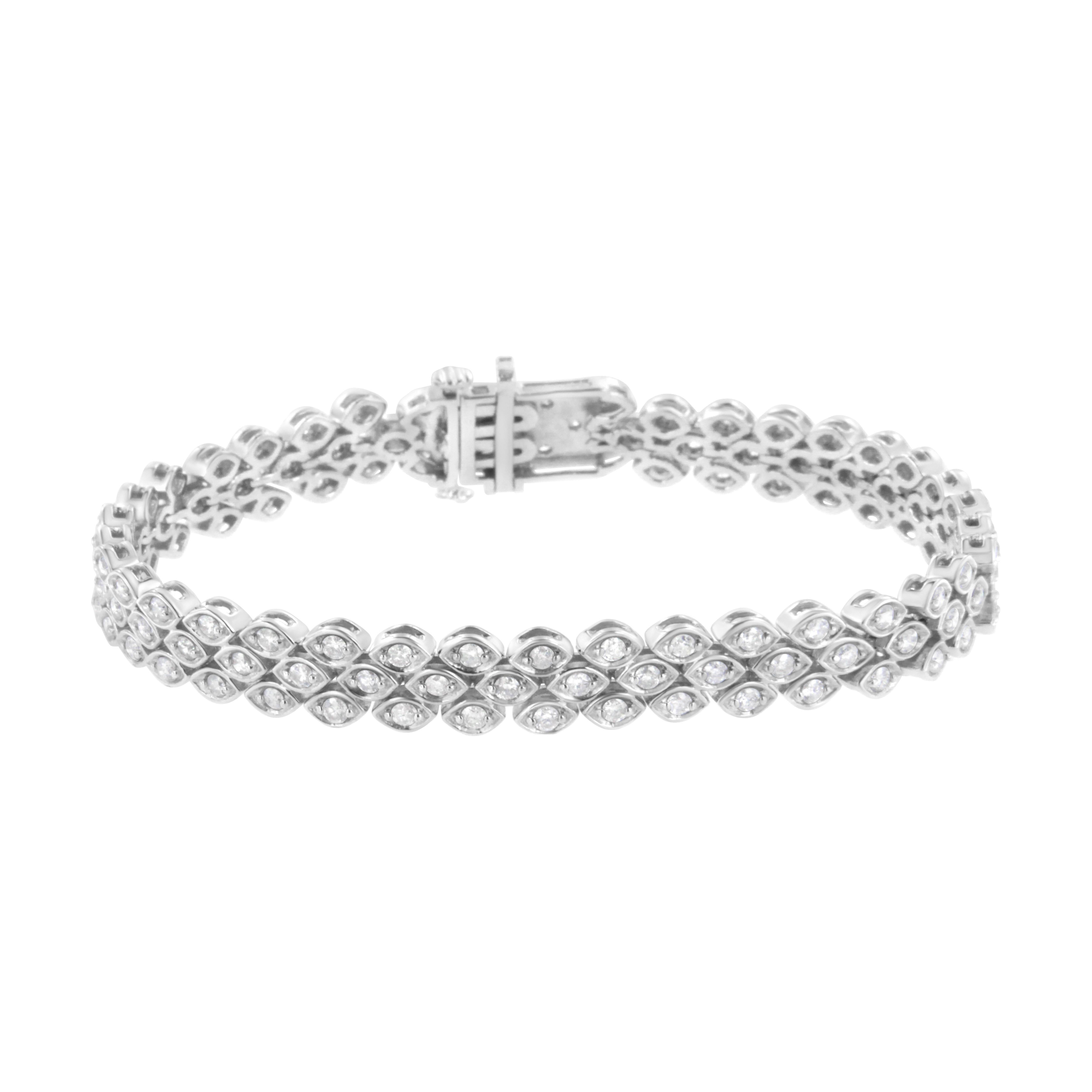Dieses prächtige Armband aus Sterlingsilber ist mit 3 Karat wunderschönen, natürlichen Diamanten besetzt. Drei Reihen von kaskadenförmig angeordneten Diamanten im Rundschliff in augenförmigen Gliedern werden in einer eleganten Pflasterfassung