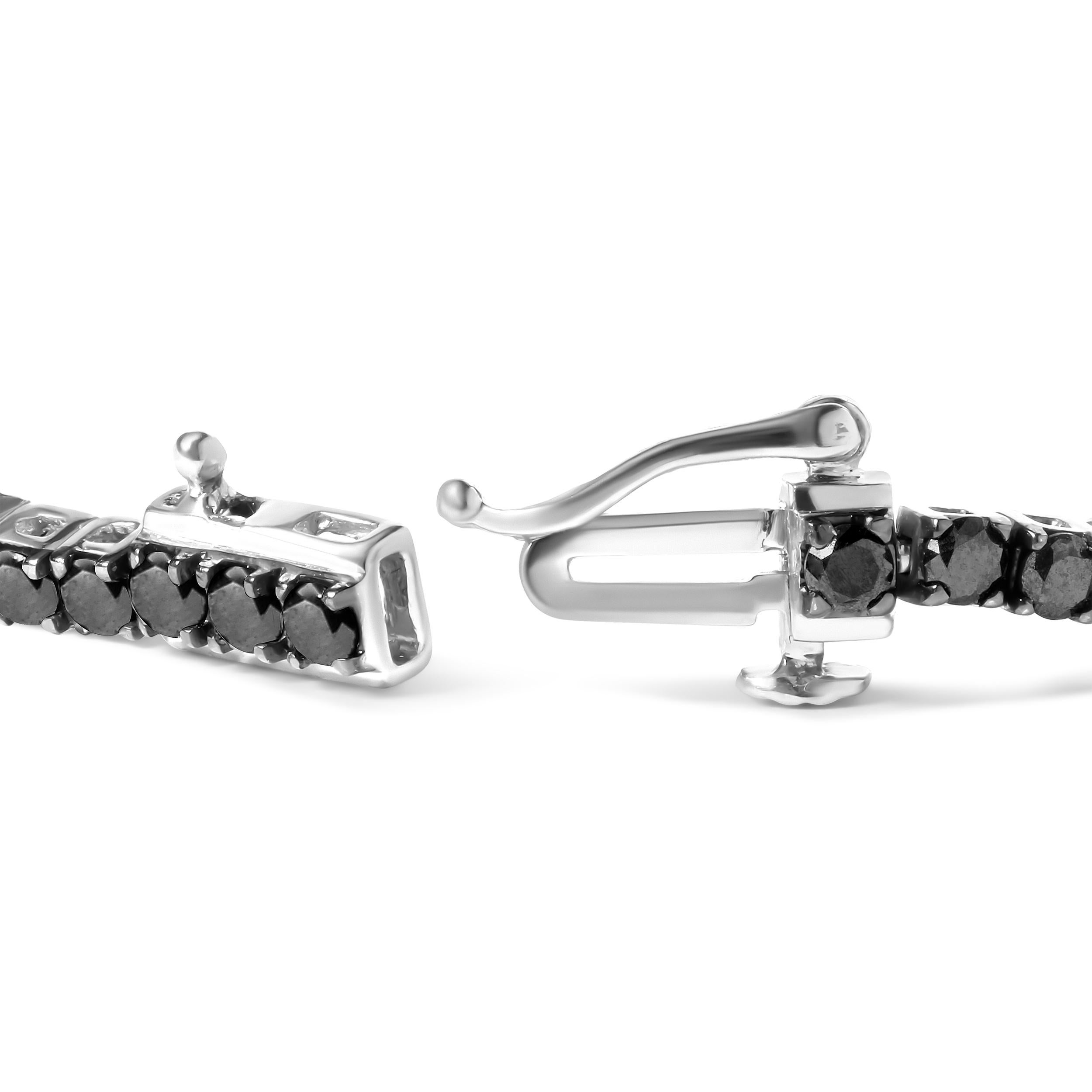 Elegante y atemporal, esta magnífica pulsera de tenis de ley 925 tiene un peso total de 3,0 quilates de diamantes negros redondos naturales de talla brillante tratados, con la friolera de 70 piedras individuales en total. La pulsera tenis tiene