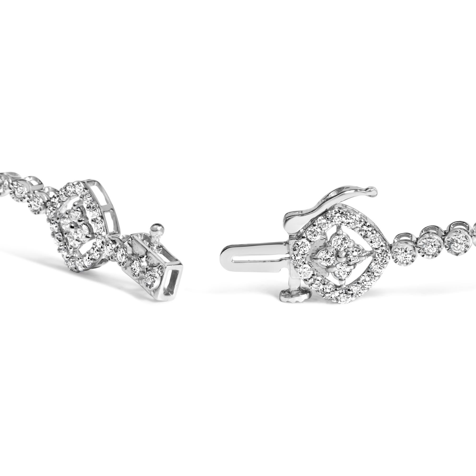 Questo seducente bracciale a maglie mostra un elegante motivo a raggiera di forma quadrata impreziosito da scintillanti diamanti bianchi. Di ispirazione classica, ogni maglia di forma rettangolare irradia scintille con diamanti bianchi rotondi che