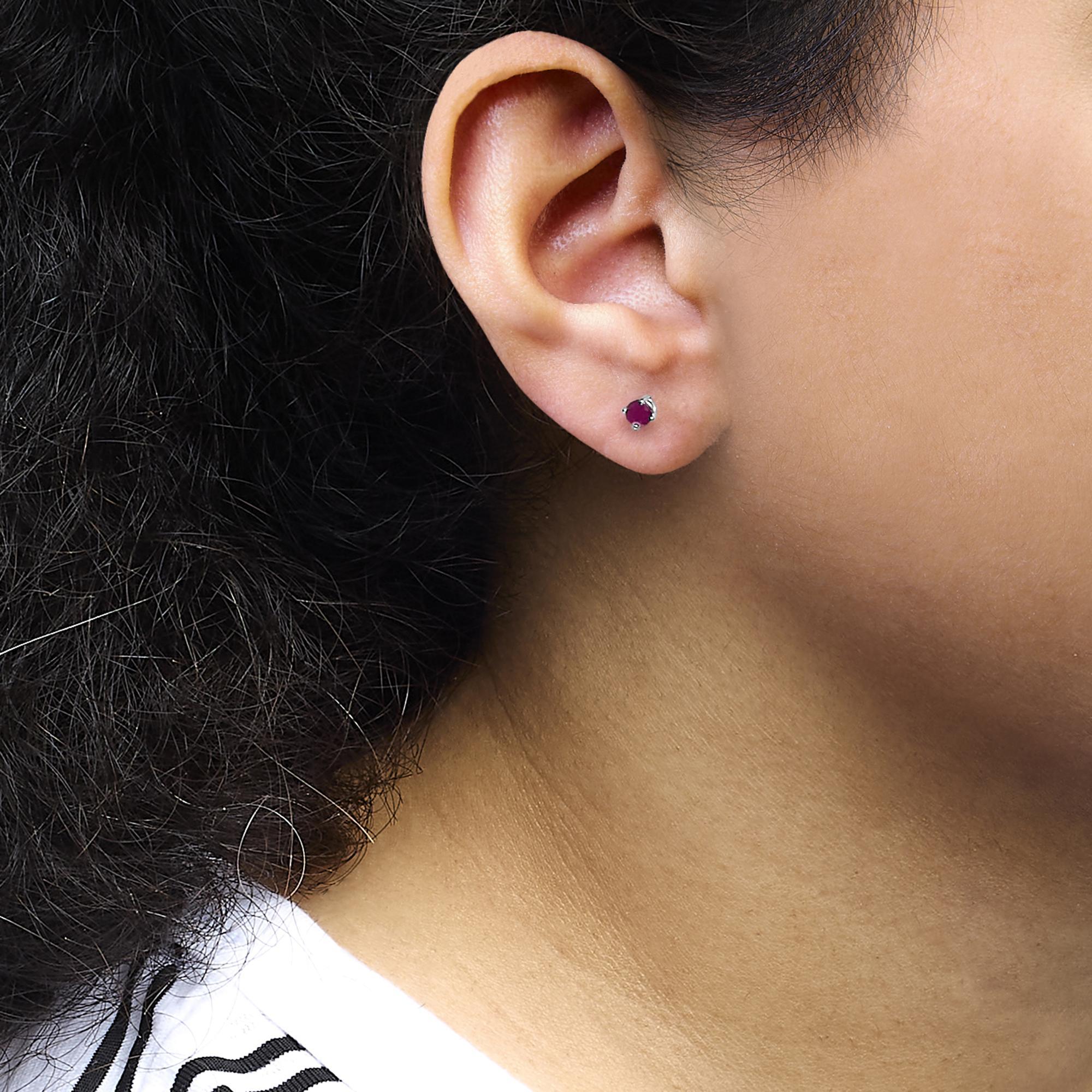 Taille ronde Solitaires d'oreilles en argent sterling .925 avec rubis traité rose rond de 3,5 mm en vente