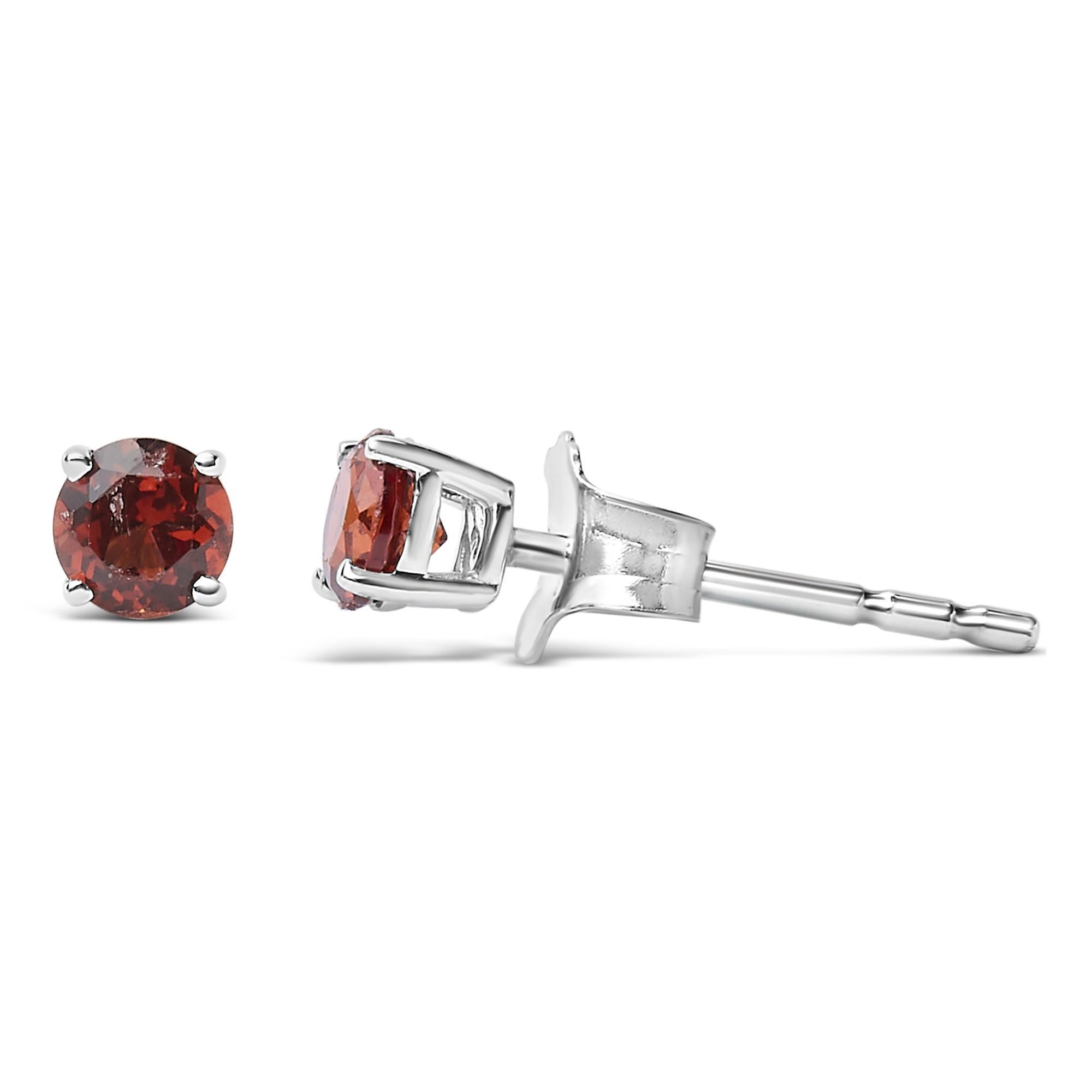 Moderno Orecchini solitari in argento 925 con granato rosso rotondo creato di 3,5 mm in vendita