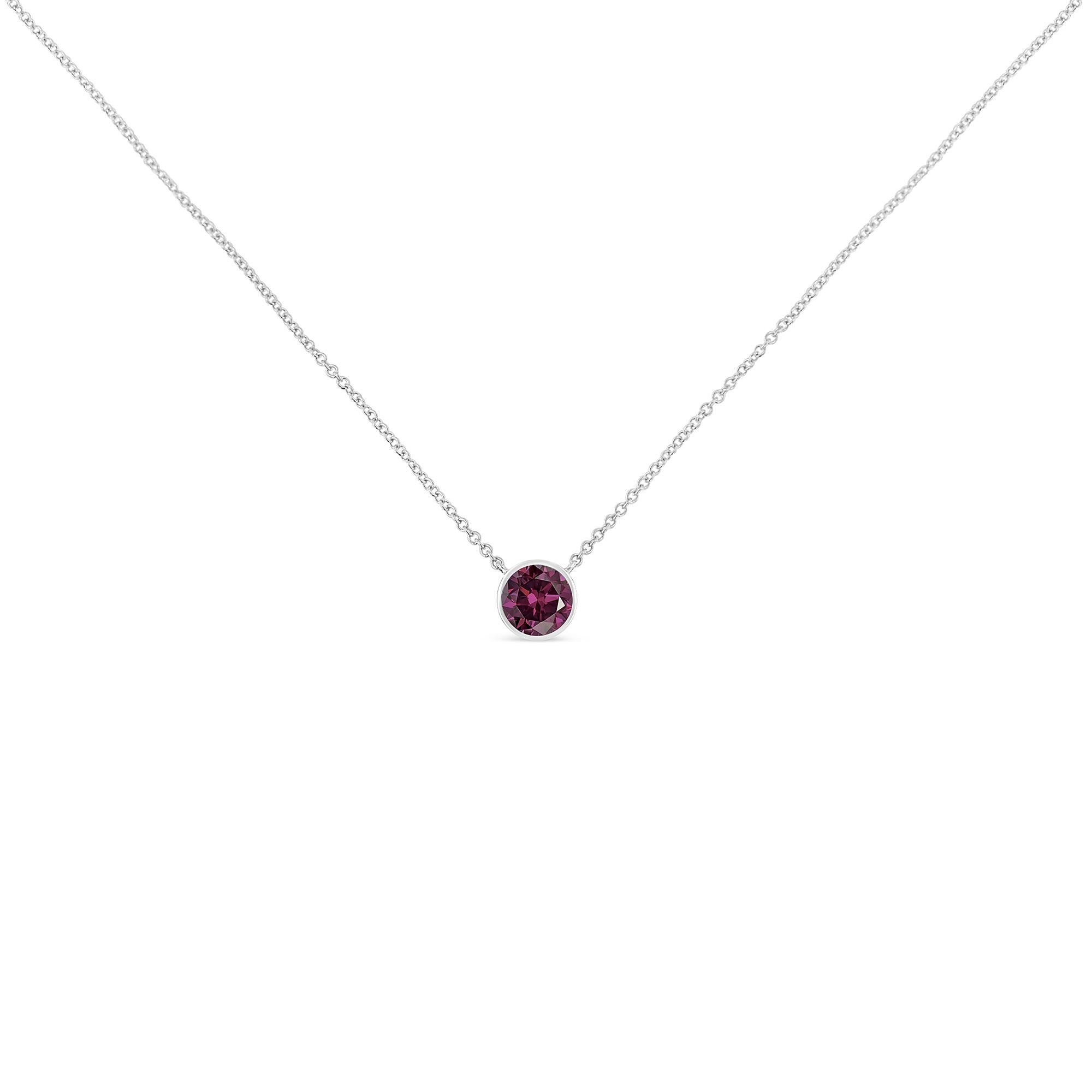 Les pendentifs à chaton sont des pièces classiques, mais vous ne trouverez jamais de collier aussi unique que celui-ci. Créée en argent sterling .925, cette magnifique pièce est sertie d'une améthyste de 3,5 mm au centre. Ce pendentif de 18 pouces