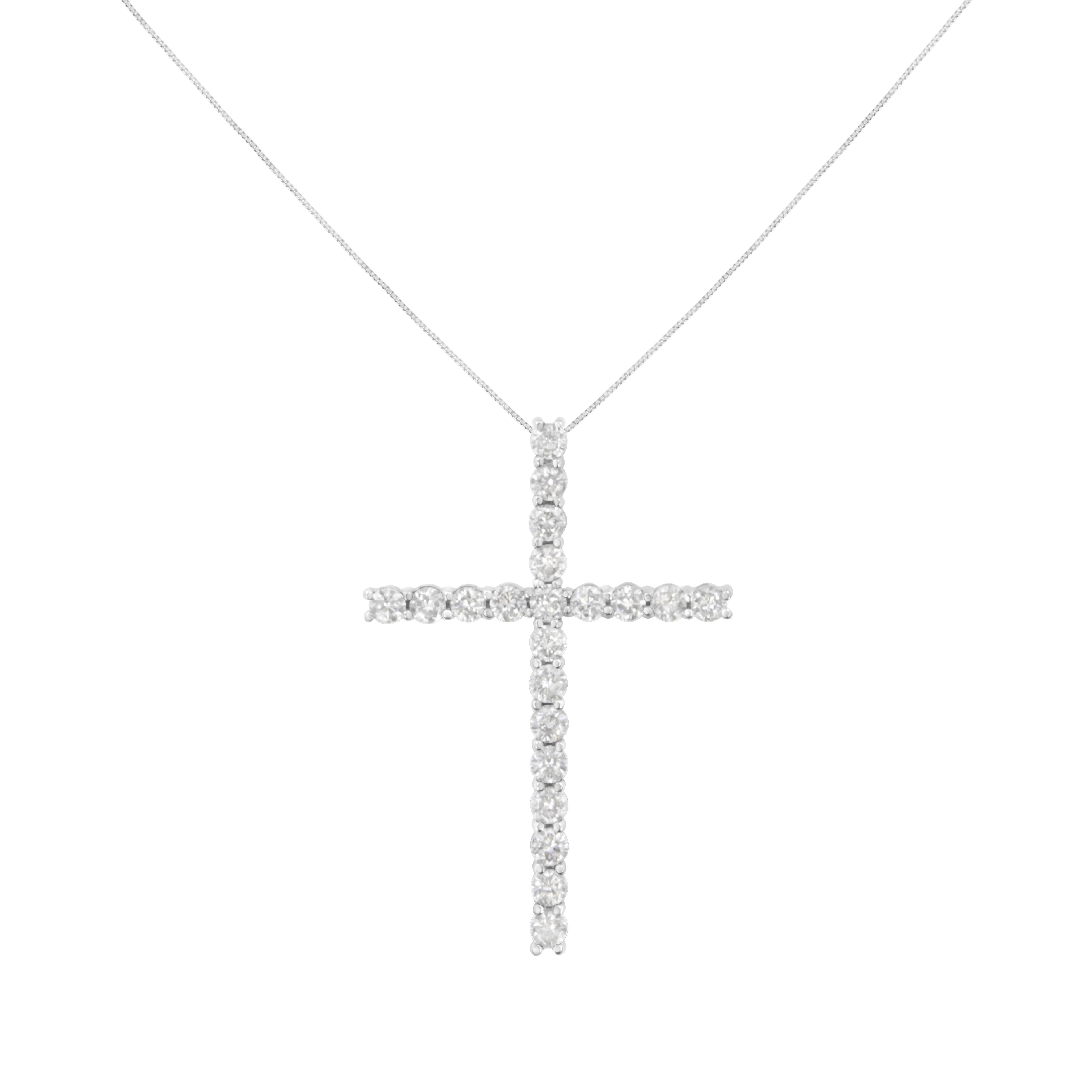Lassen Sie Ihren Glauben durchscheinen mit diesem atemberaubenden Kreuzanhänger aus Sterlingsilber. Dieser elegante Glaubensbeweis besteht aus 21 natürlichen Diamanten im Rundschliff in einer Zackenfassung. Kommt mit einer 18-Zoll-Box-Kette mit