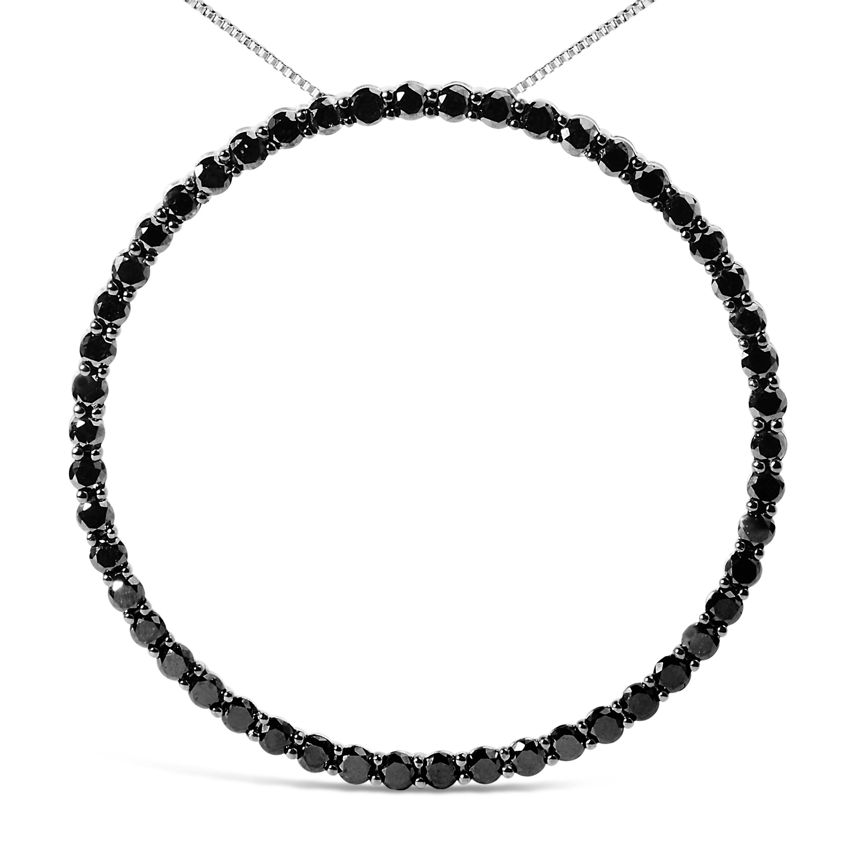 Prova il fascino accattivante di questa splendida collana con pendente a cerchio aperto, progettata per fare una dichiarazione audace. Realizzato in lucente argento 925, questo squisito pezzo presenta 4,0 carati di diamanti neri naturali. Ciascuna