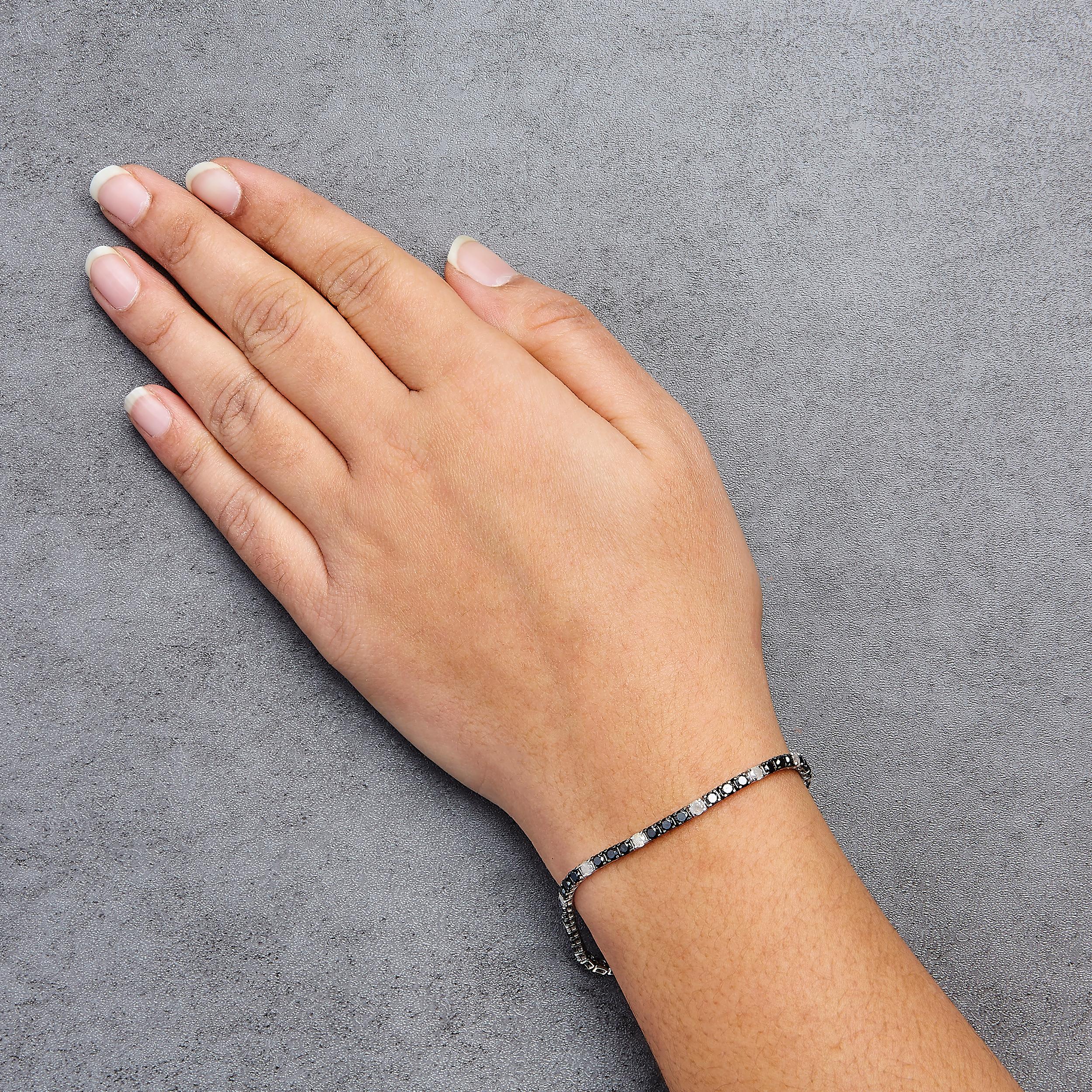 .925 Sterling Silver 5.0 Cttw Black and White Diamond Tennis Bracelet In New Condition For Sale In New York, NY