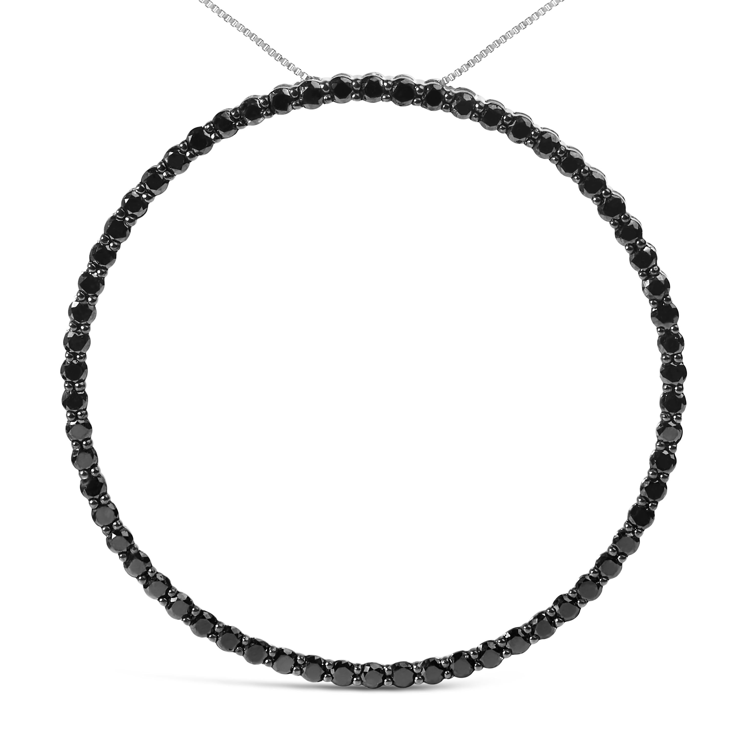 Prova il fascino accattivante di questa splendida collana con pendente a cerchio aperto, progettata per fare una dichiarazione audace. Realizzato in lucente argento 925, questo squisito pezzo presenta 5,0 carati di diamanti neri naturali. Ciascuna