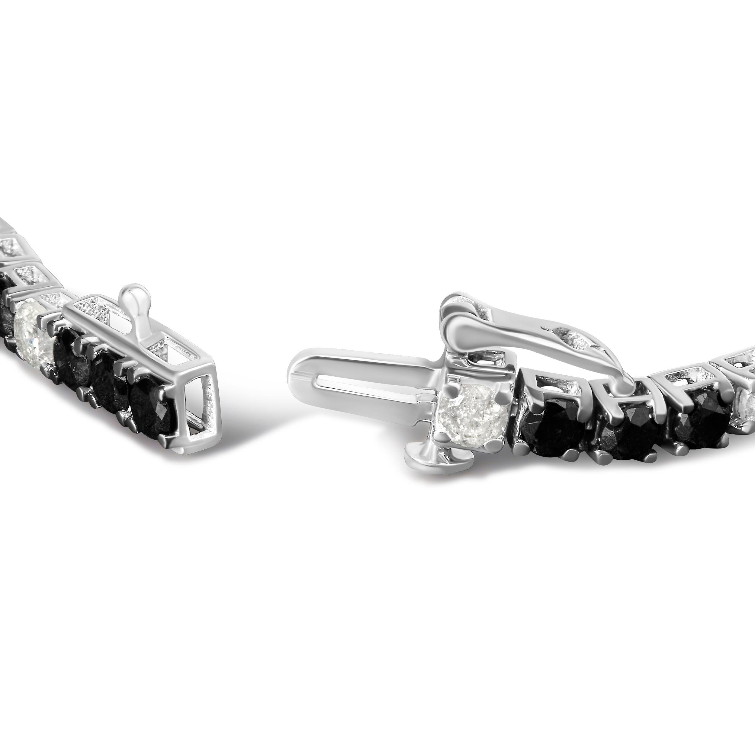 Erhöhen Sie Ihren Stil mit diesem auffälligen Tennisarmband aus 925er Sterlingsilber, das mit 6,0 Karat natürlichen Diamanten bestückt ist. Der Wechsel zwischen der Brillanz weißer Diamanten und den satten, lebhaften Tönen farbbehandelter schwarzer
