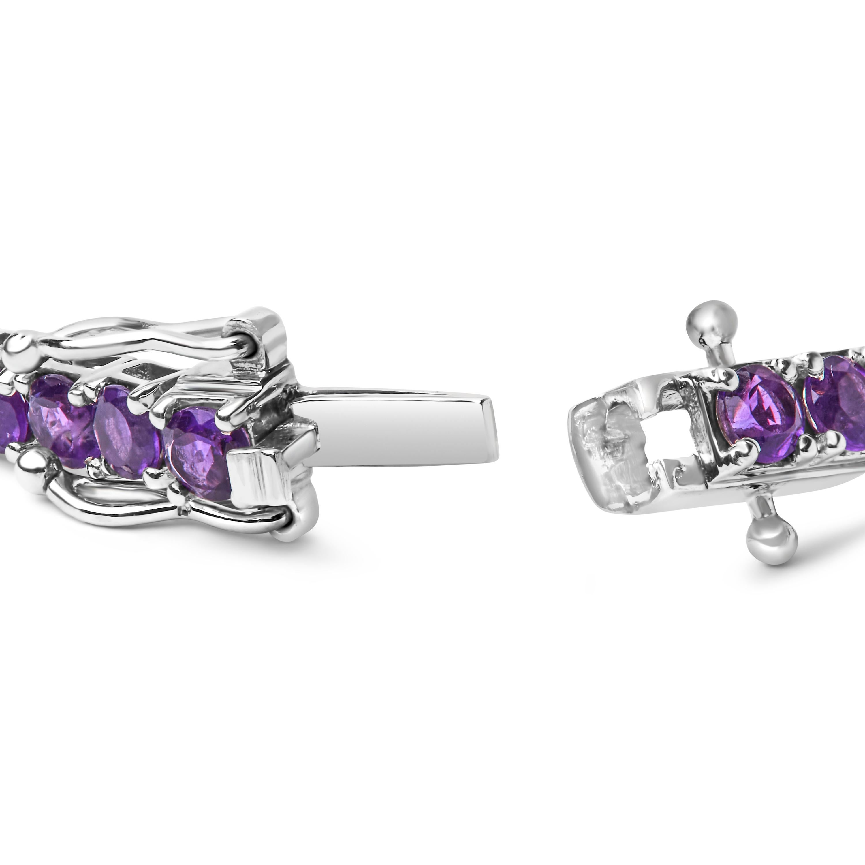 Avvolgi il tuo polso nella regale brillantezza di questo splendido braccialetto tennis in argento 925, lucidato a specchio con una placca di rodio per una lucentezza e una resistenza durature. Con i suoi 7,25 pollici e la possibilità di essere