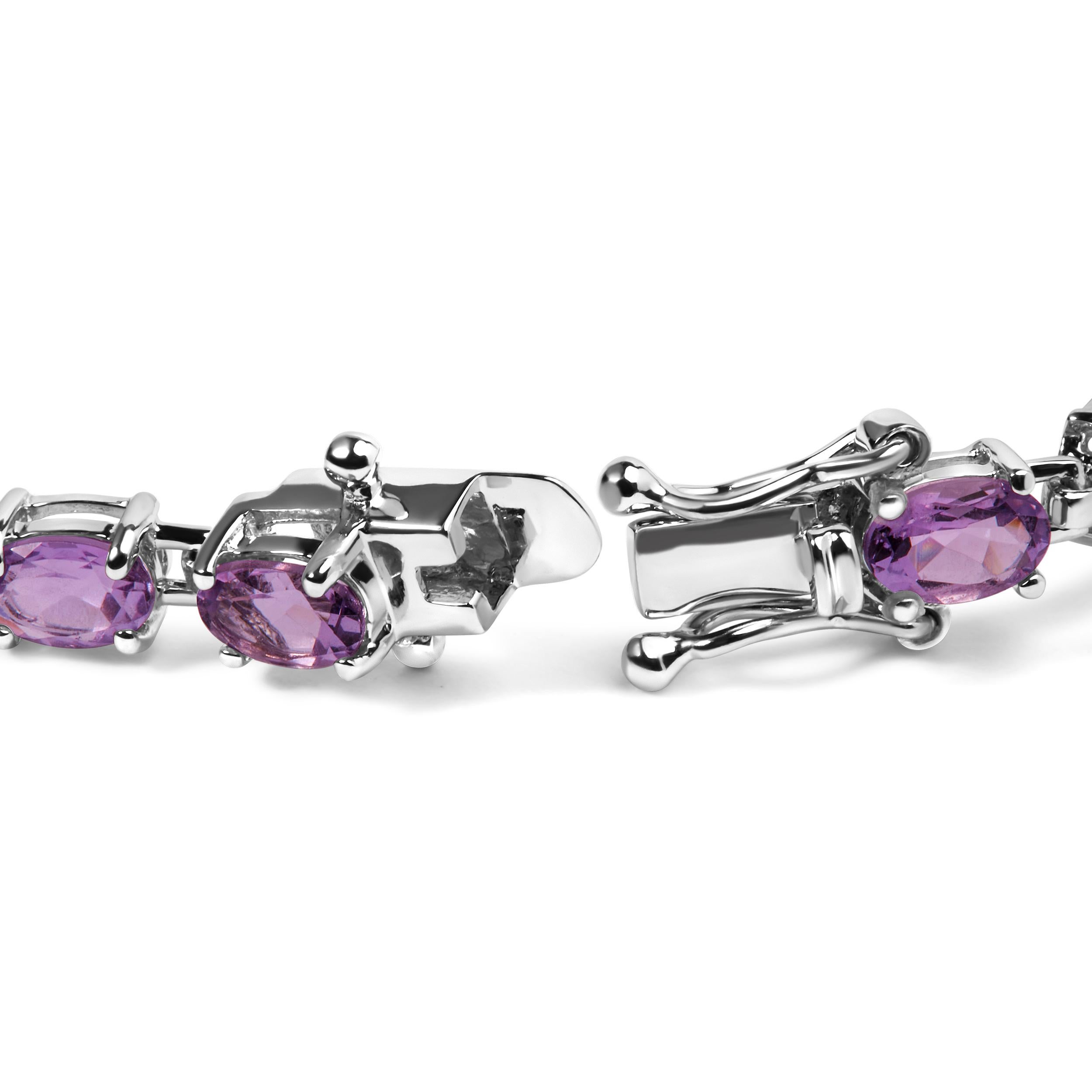 Ti presentiamo un capolavoro mozzafiato che conquisterà il cuore di ogni donna. Realizzato con la massima precisione, questo bracciale con ametista viola in argento Sterling 925 è un pezzo d'arte squisito. Le seducenti gemme di ametista di forma