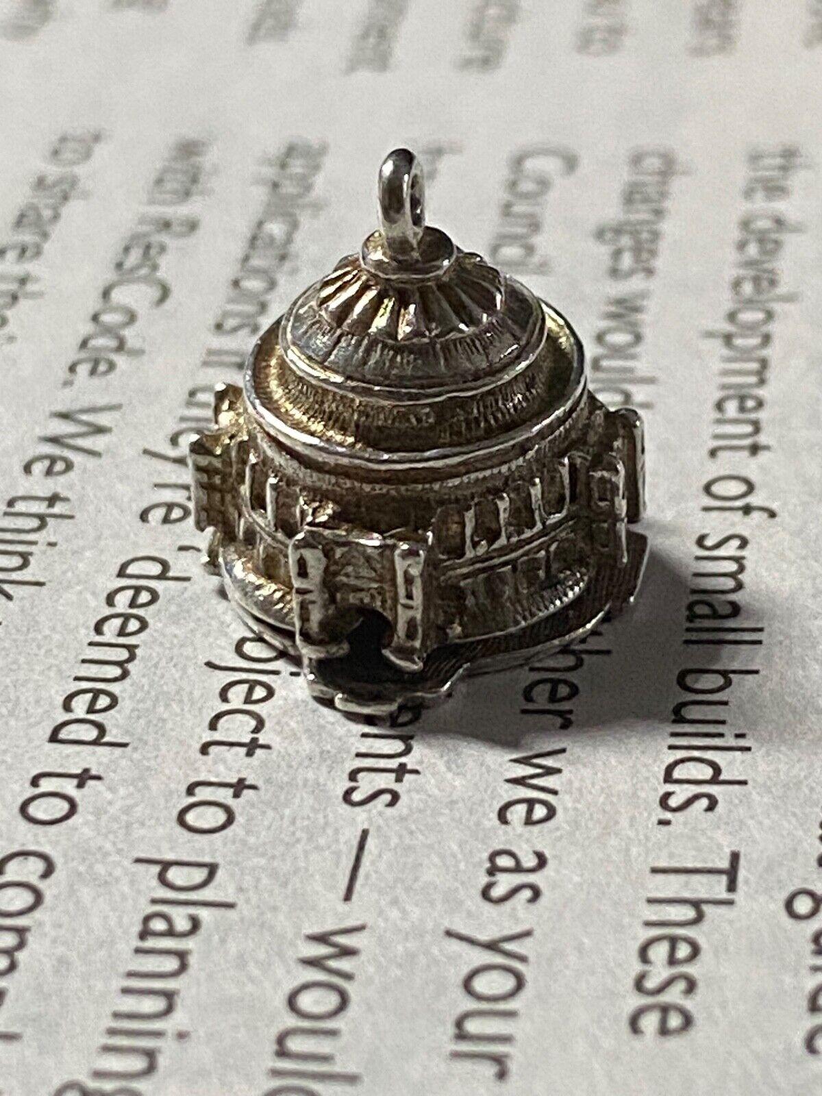 Intricately designed as a majestic Albert Hall,  
this lovely vintage charm is meticulously crafted
in 925 Sterling Silver  

Exceptionally detailed throughout,
this charm is designed to delight and surprise, 
as it opens up to reveal an organ &
