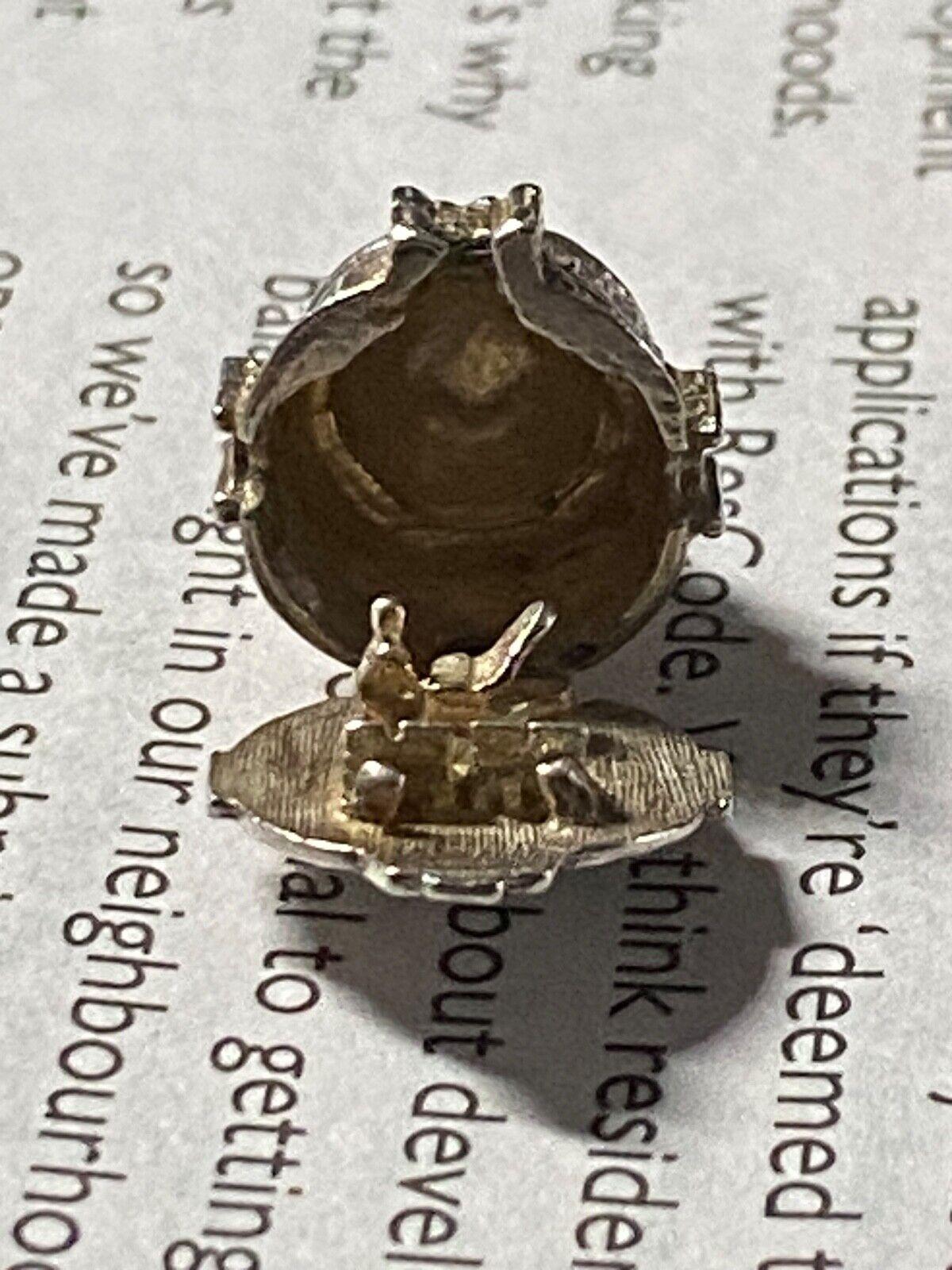 925 Sterling Silver Albert Hall with Organ Player Vintage Opening Charm/Pendant In Excellent Condition For Sale In MELBOURNE, AU