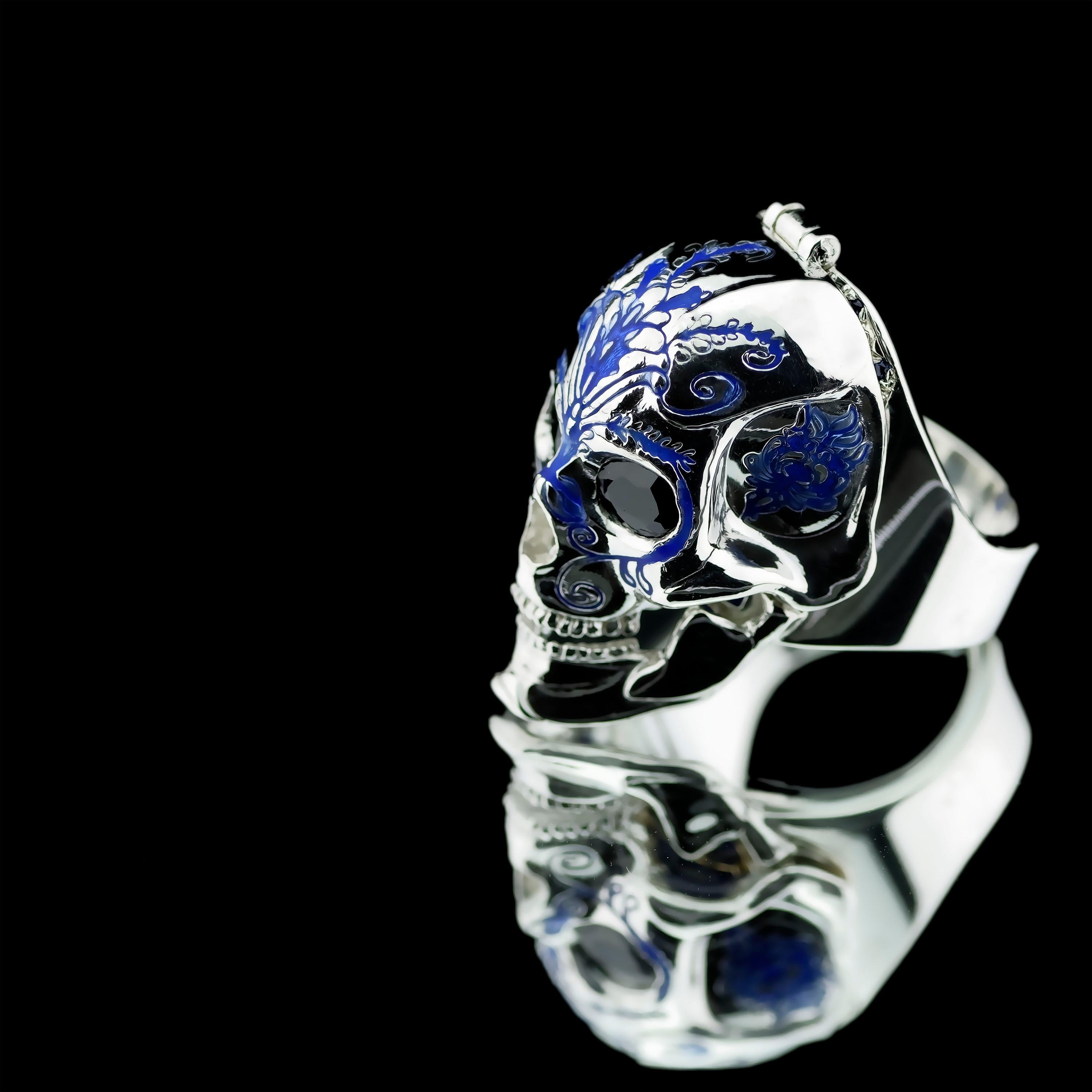 Skull ring in 925 sterling silver and 18K gold, set with diamonds and sapphires, and decorated with guilloche enamel.

The outside of this piece shows a detailed skull with engravings of plant motifs, following Delft pottery - a proud Dutch