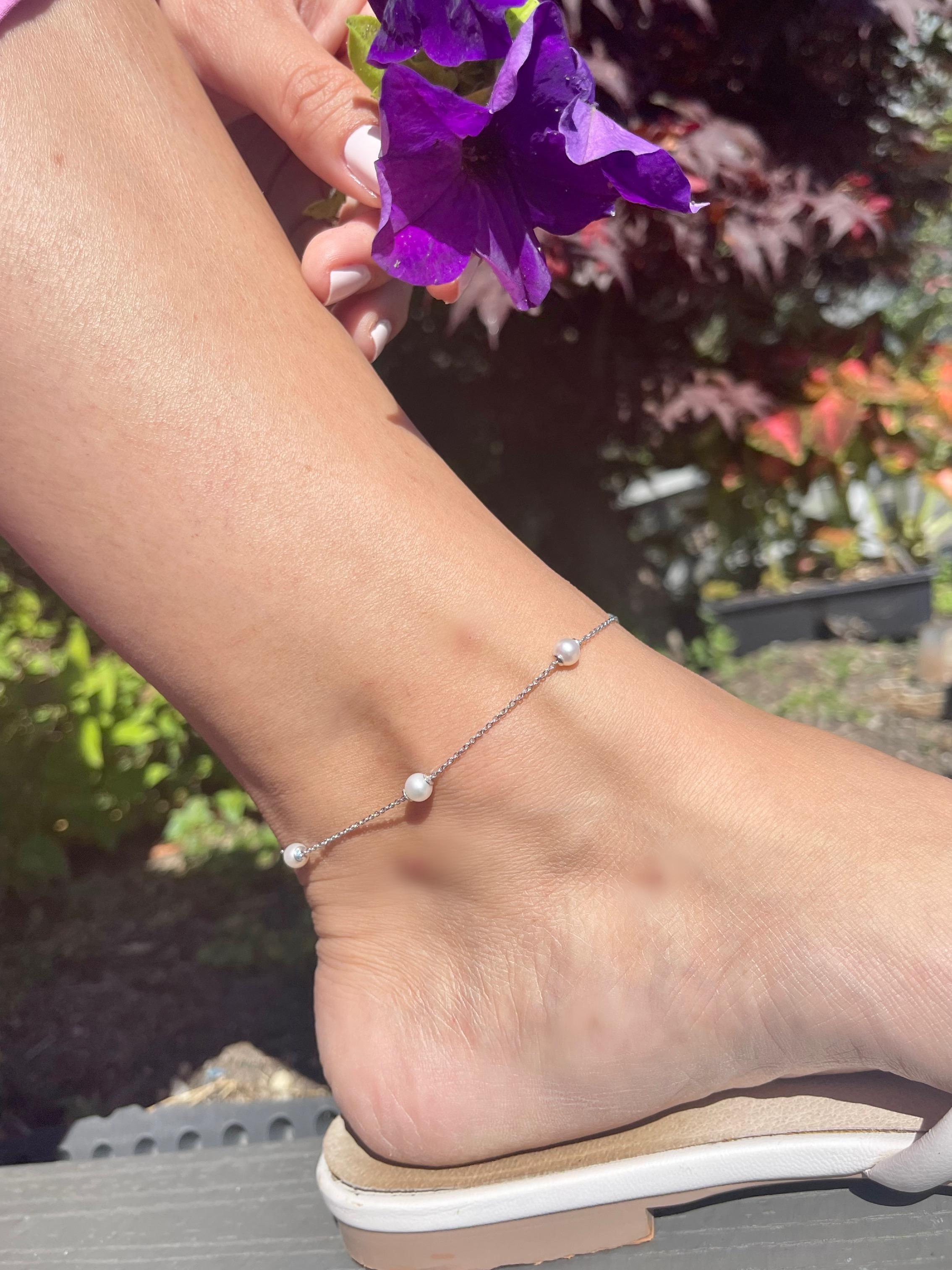 Your summer must-have is here! This adjustable anklet features 5-5.5mm Freshwater pearls dangling from a .925 Sterling Silver chain. Add some glam to your outfit with this chic anklet. 

