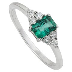 Anillo en Racimo de Esmeraldas y Diamantes de Plata de Ley 925 Inspirado en el Art Decó de Silvorra