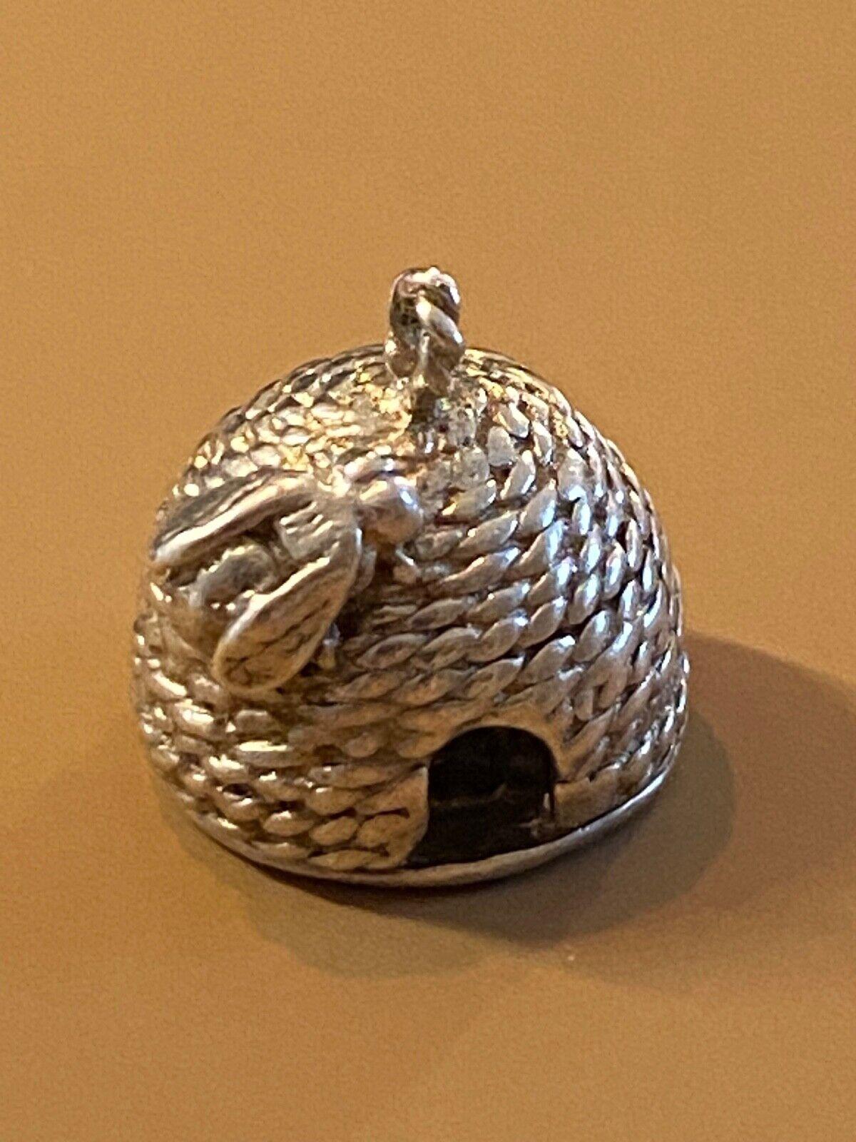 Aufwändig gestaltet wie ein Bienenstock mit Wabenstruktur,  
Dieser hübsche Vintage-Charme wurde sorgfältig hergestellt.
aus 925er Sterlingsilber  

Außergewöhnlich detailliert,
Dieser Charme soll Freude bereiten und überraschen...

Der Bienenstock