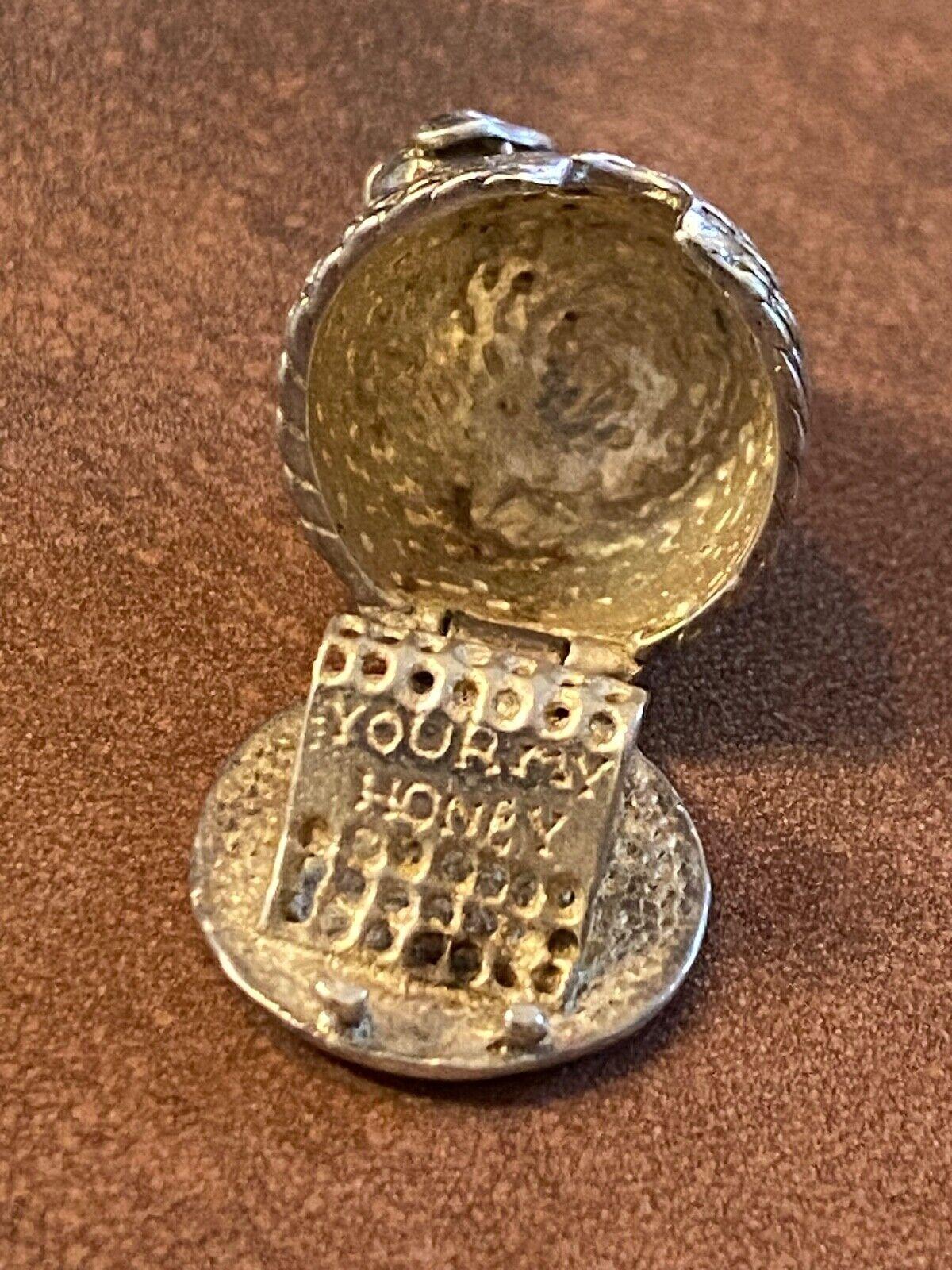 925 Sterling Silber Bienenstock mit Wabe Vintage Öffnung Charme / Anhänger für Damen oder Herren im Angebot