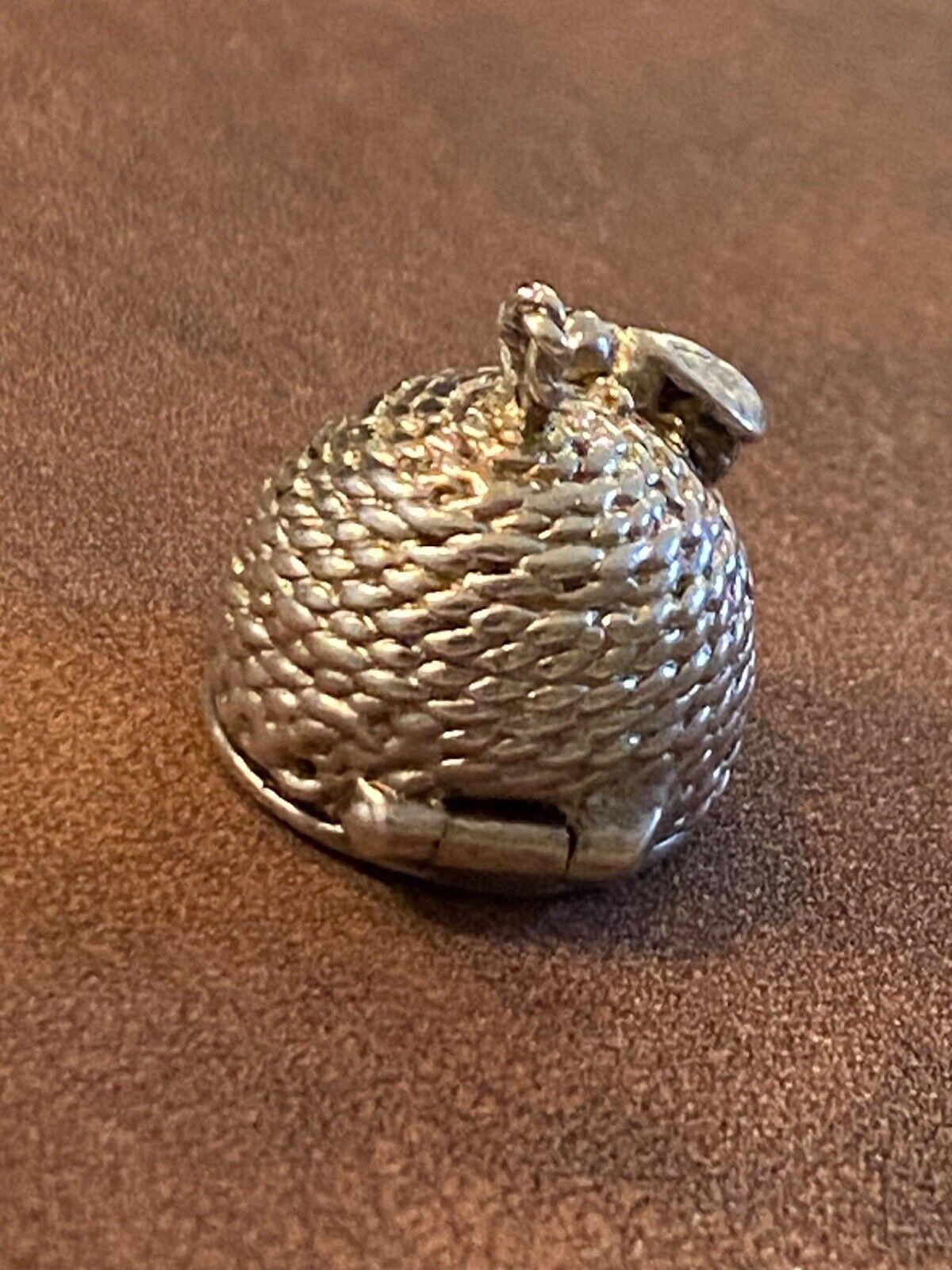 925 Sterling Silber Bienenstock mit Wabe Vintage Öffnung Charme / Anhänger im Angebot 1
