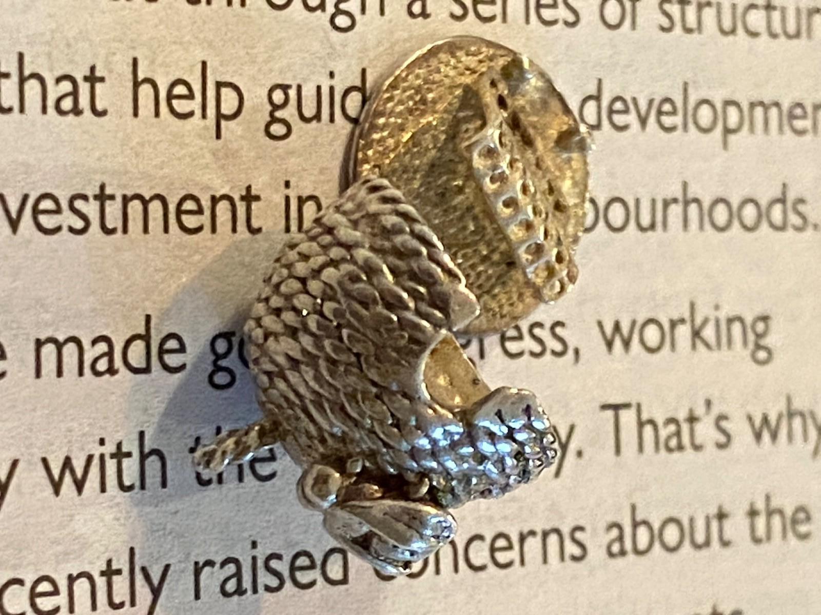 925 Sterling Silber Bienenstock mit Wabe Vintage Öffnung Charme / Anhänger im Angebot 2