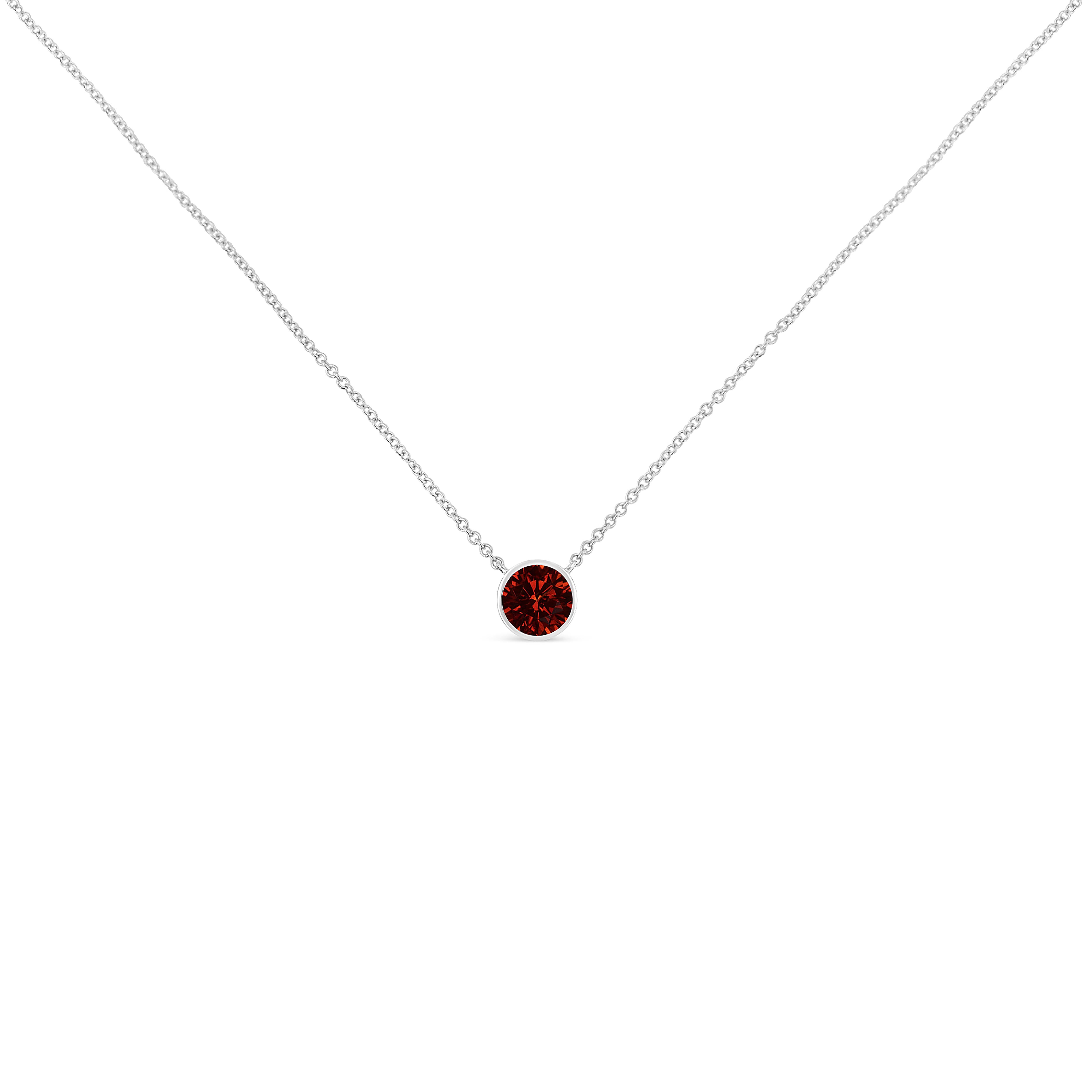 Ce pendentif simple et étonnant en forme de rubis est fabriqué en argent sterling .925. Suspendu à une chaîne en câble, un rubis rouge scintillant se détache. Cette magnifique pierre précieuse rouge mesure 3,5 mm. Une pièce intemporelle que vous