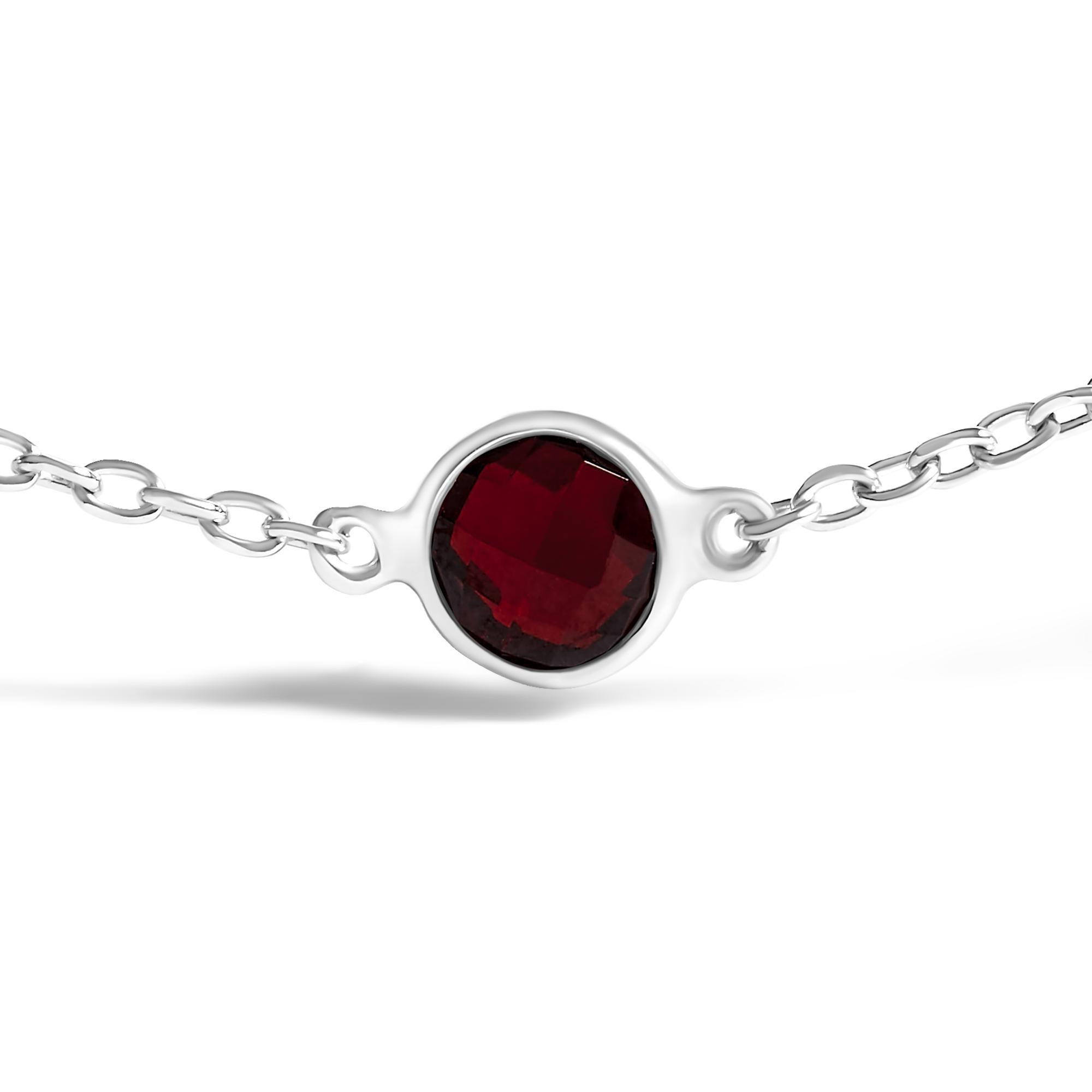 Eleg est d'une élégance intemporelle avec cet exquis bracelet bolo, délicatement confectionné en argent sterling .925 plaqué rhodium. Destiné à enchanter, il présente cinq grenats rouges naturels, chacun solidement serti et étincelant avec une coupe