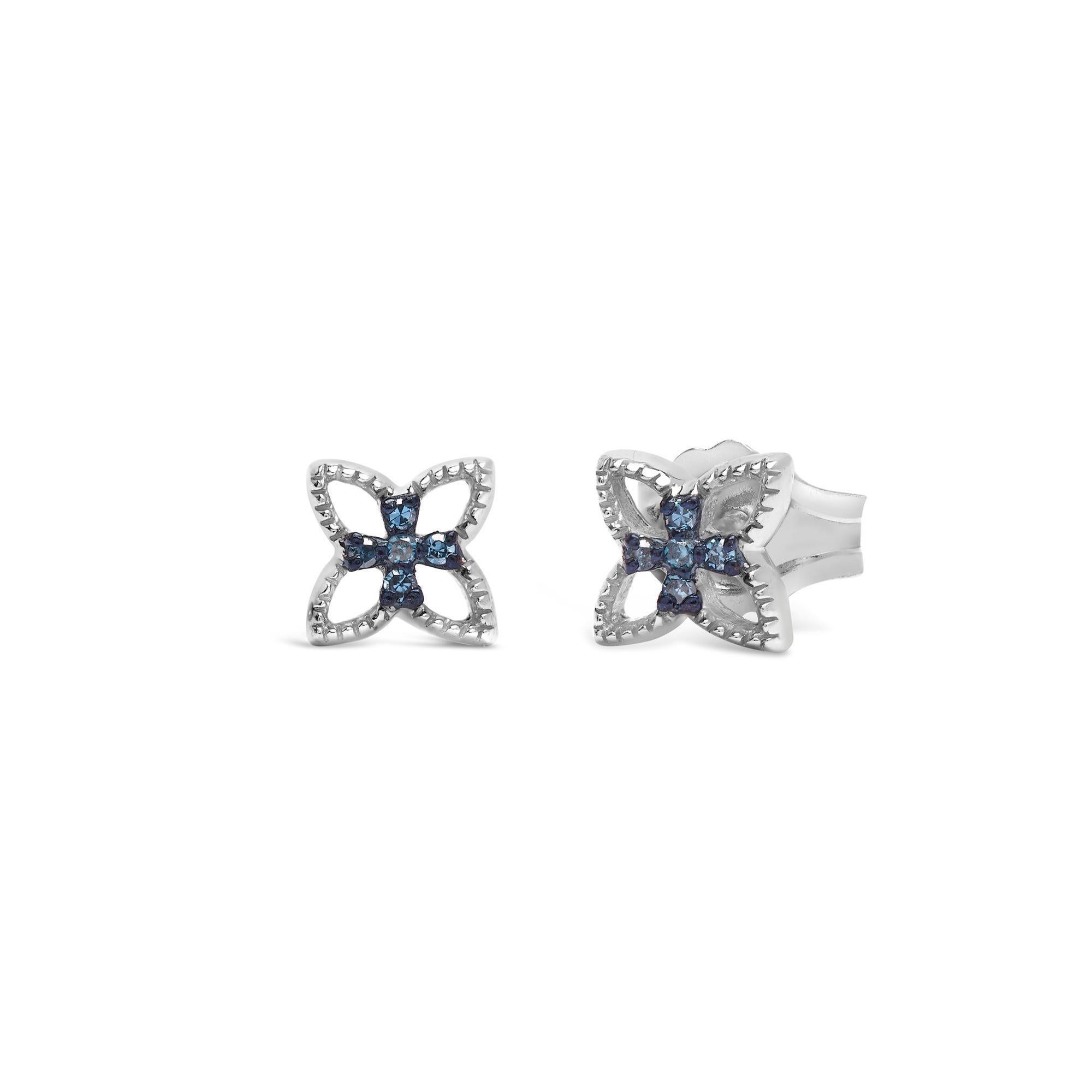 Imbuidos del delicado encanto de la primavera, estos exquisitos pendientes cautivan con su encantador motivo floral, cada pétalo meticulosamente elaborado en plata de ley 925 rodiada para un brillo duradero. En el corazón de la flor, los diamantes