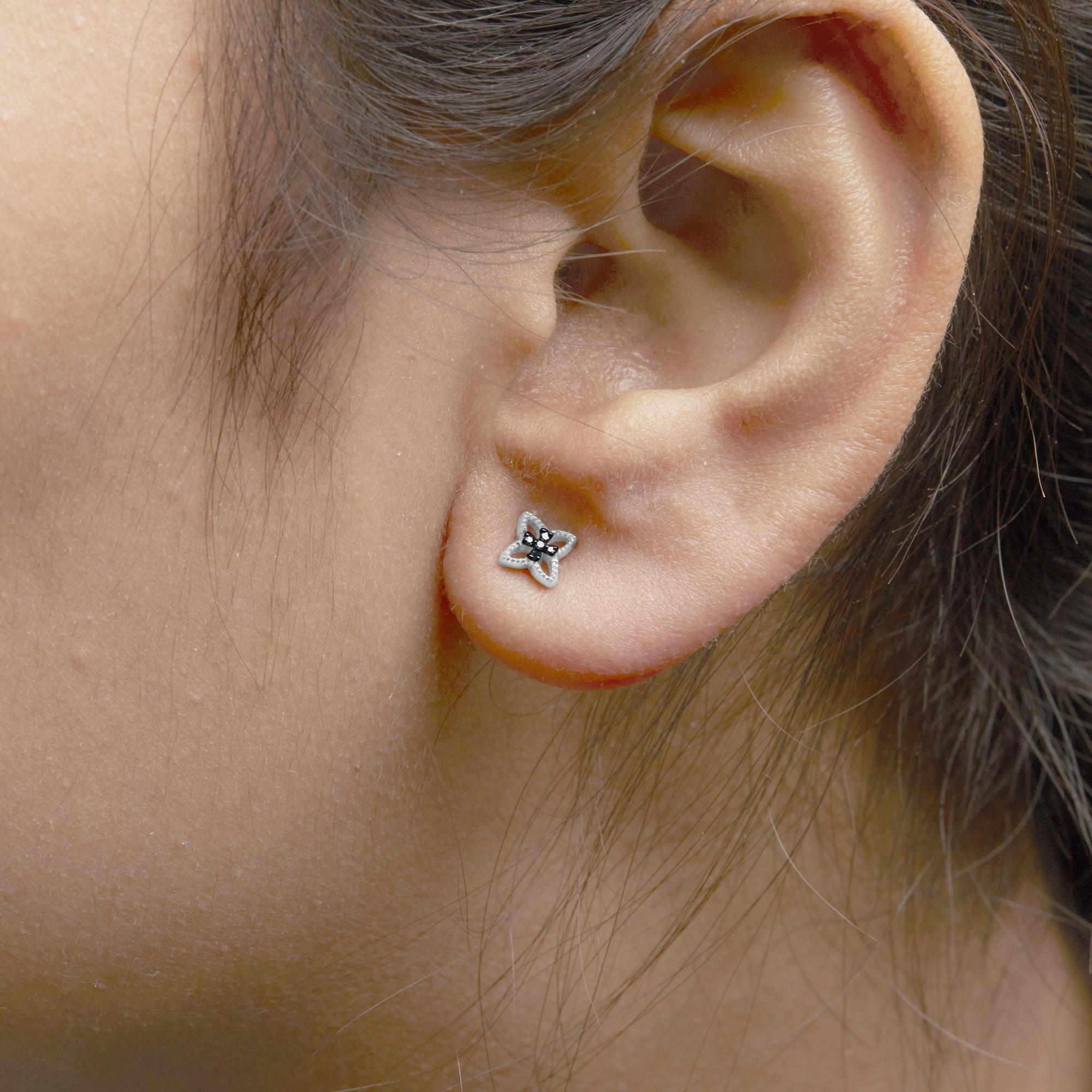 Pendiente de plata de ley .925 con diamante azul y 4 pétalos de flor Corte redondo
