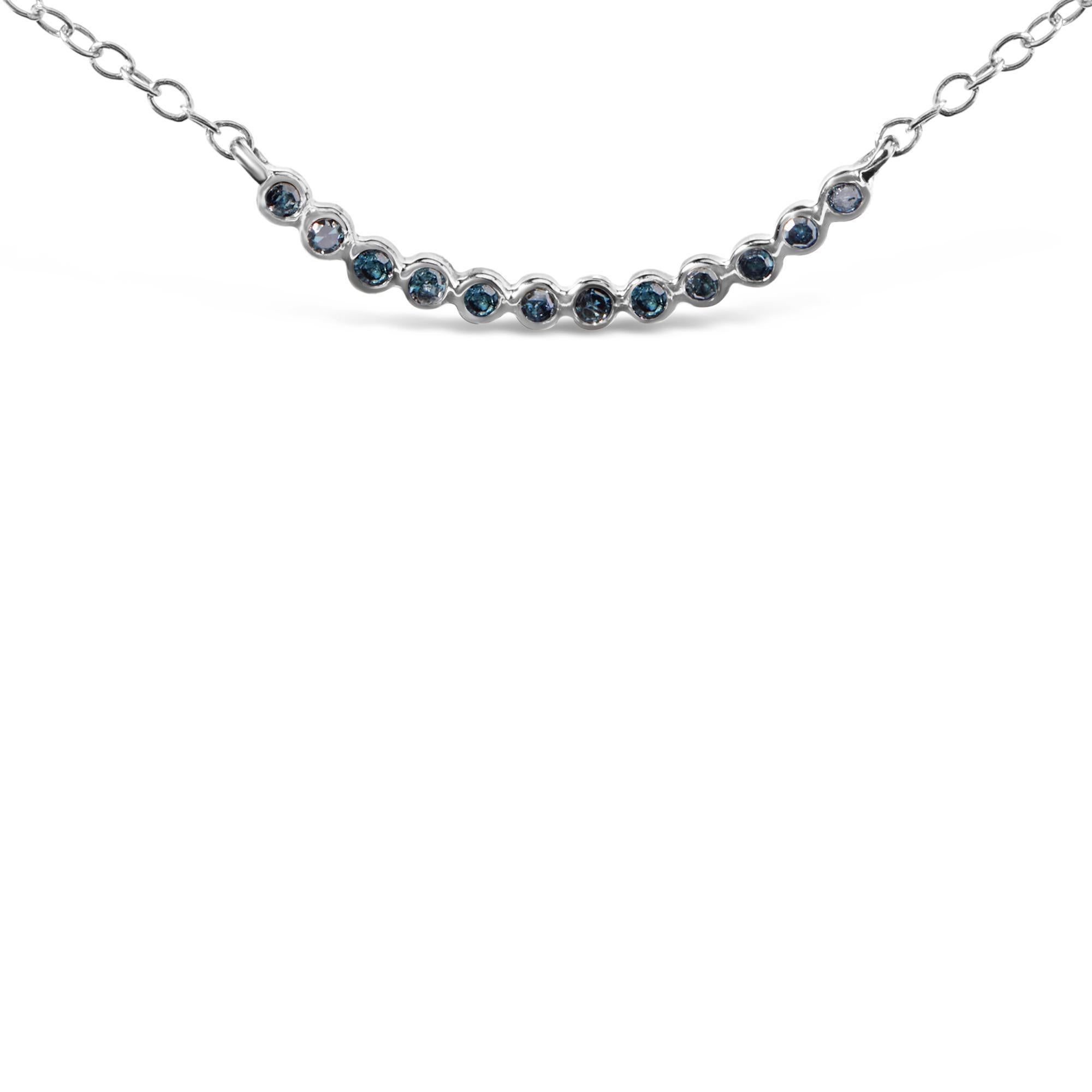 Realizzata con eleganza, questa squisita collana abbina la lucentezza senza tempo dell'argento 925 alla profondità seducente dei diamanti blu naturali trattati. Ogni gemma, meticolosamente selezionata e valorizzata per mostrare la sua vivida