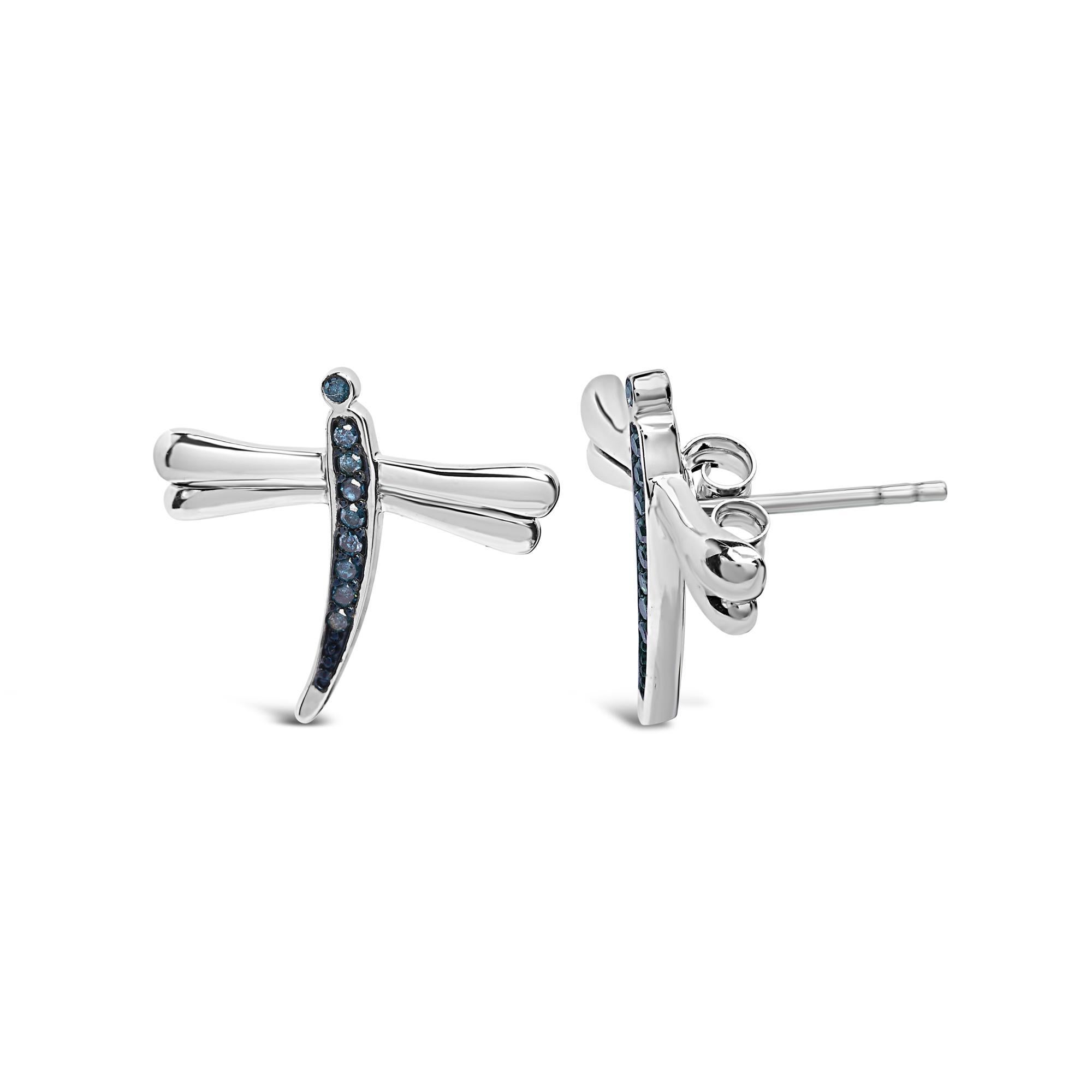 Abbellisci le tue orecchie con l'incantevole fascino di questi orecchini a perno in argento sterling a forma di libellula, ogni ala svolazza con la brillantezza azzurra dei diamanti naturali trattati. Estratte dalla terra, queste gemme blu catturano