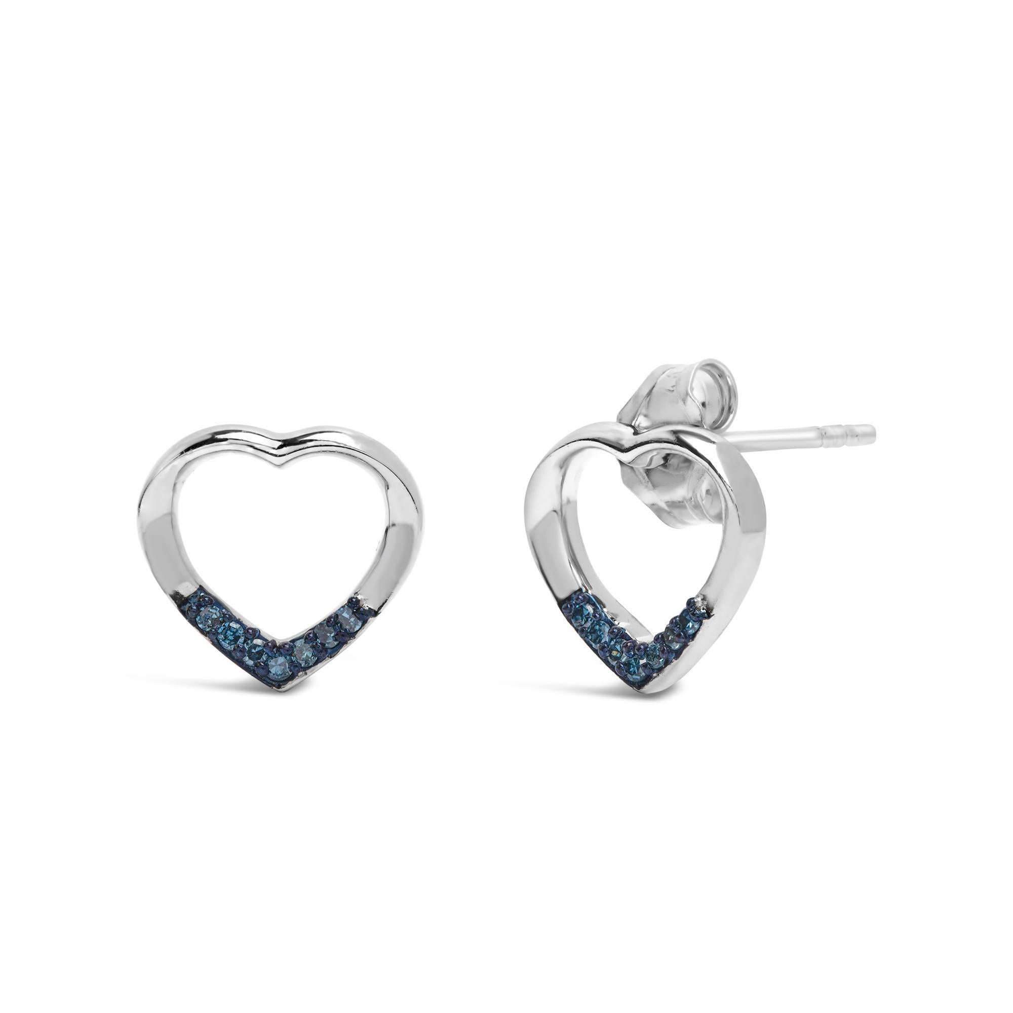 Realizzati con romanticismo ed eleganza, questi orecchini a perno in argento 925 riflettono un design senza tempo. Ogni pezzo forma graziosamente un cuore aperto, meticolosamente rodiato per ottenere una finitura lucida che cattura l'immaginazione.