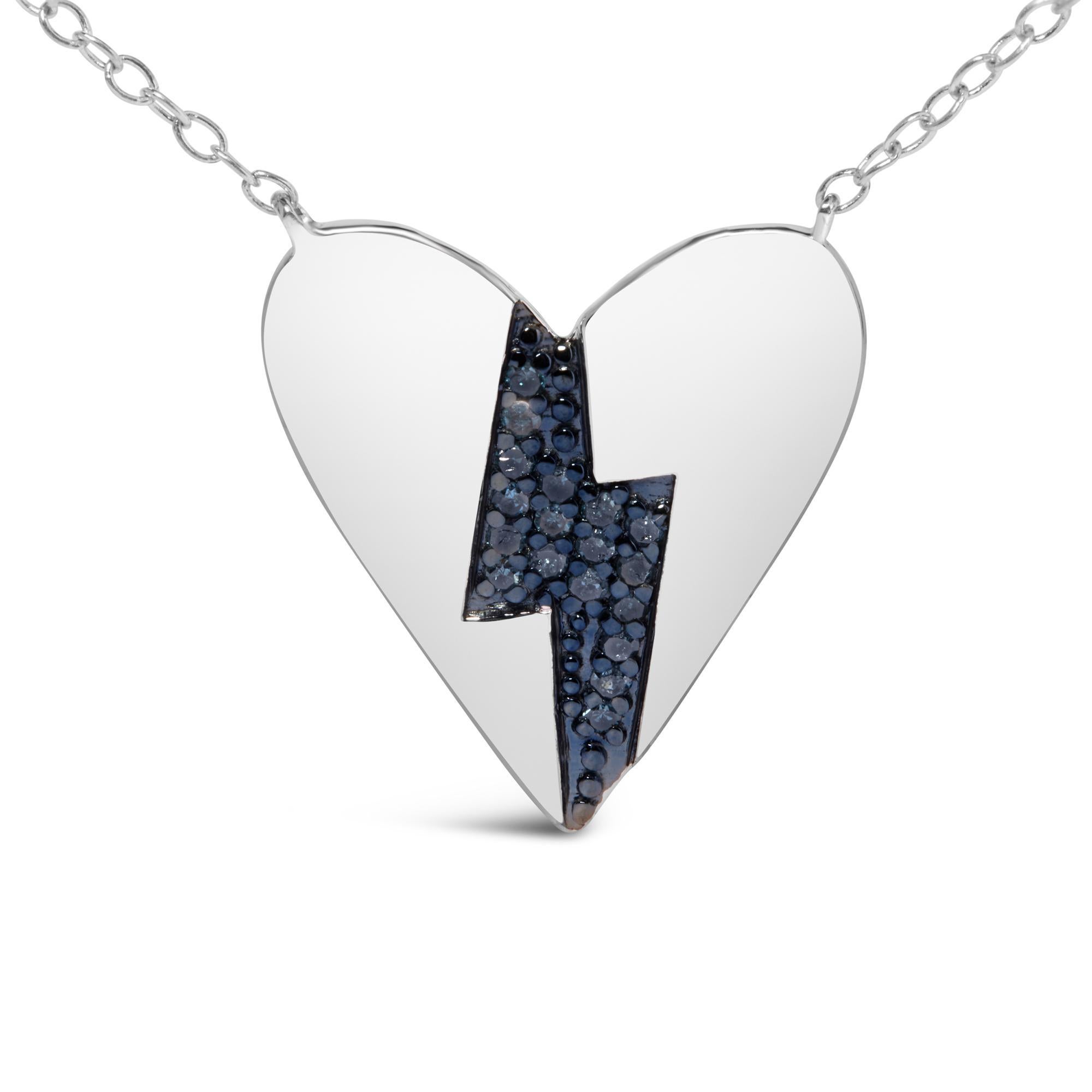 Enveloppez votre décolleté d'un symbole poignant d'émotion. Ce collier en argent 925 présente un cœur élégamment déchiré. Cette pièce exquise capture l'essence de la vulnérabilité et de la beauté, avec son éclair scintillant rempli de diamants bleus