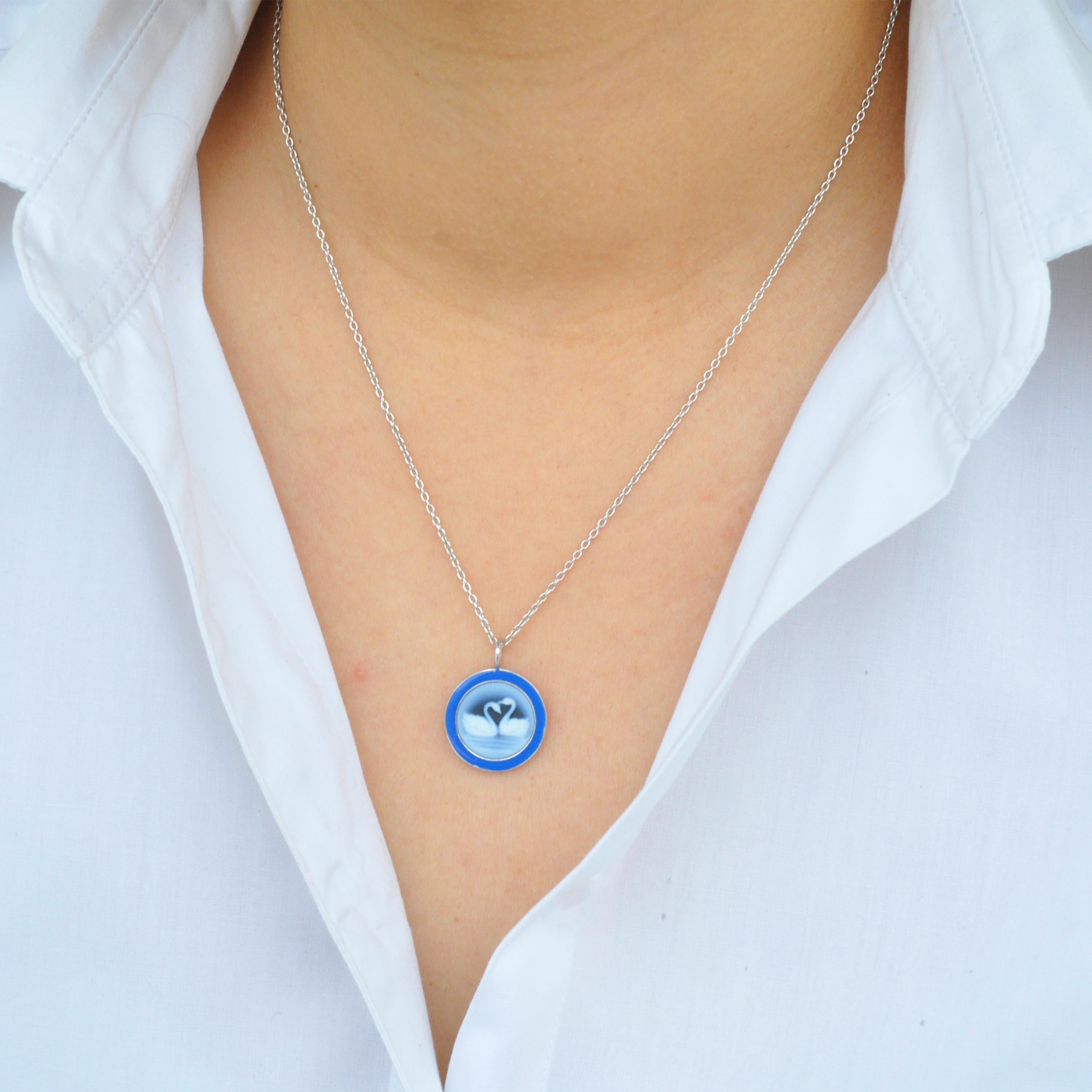 925 Sterling Silver Blue Enamel Agate Swan Cameo Carving Pendant

Celebrating bliss is this beautiful 18 karat gold swan cameo blue enamel pendant necklace. The cameo is intricately carved in the shape of two love swans on the relief of natural