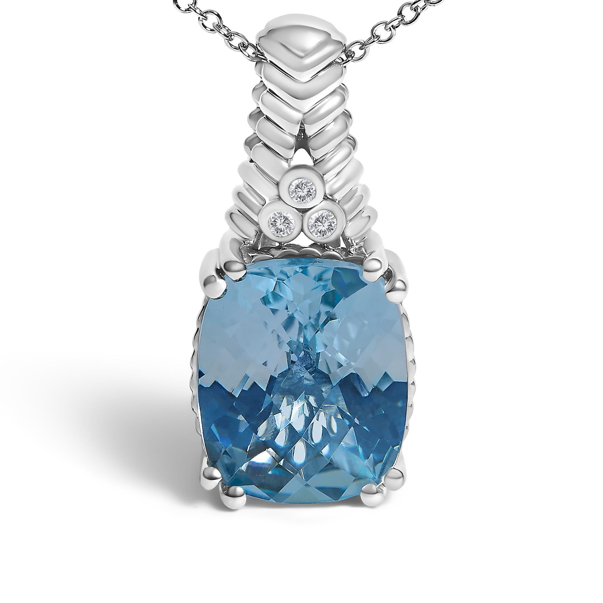 Elegati nella bellezza eterea di questa collana in argento 925 rodiato, dove artigianalità ed eleganza si intrecciano. Il cuore di questo gioiello è costituito da un topazio blu naturale dal taglio a cuscino, la cui profondità azzurra è stata