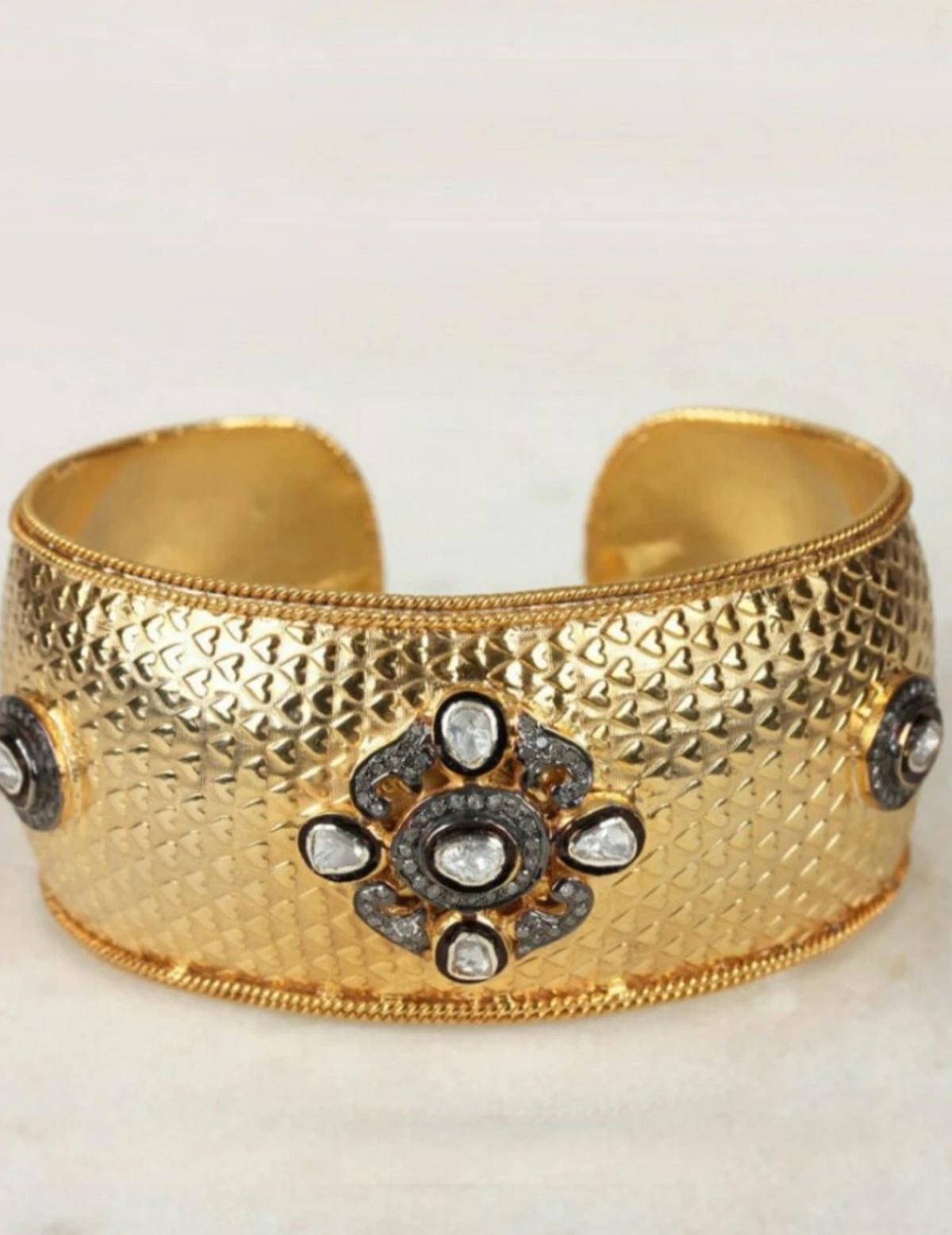 Bracciale largo con diamanti in argento 925 Bracciale Bangle Gioielli fatti a mano.

Metallo
Argento
Articolo Lunghezza
7,5 in
Pietra principale
Diamante
Materiale
Argento 925, diamante naturale
Peso totale dei carati
0,24 e oltre
Certificazione
925