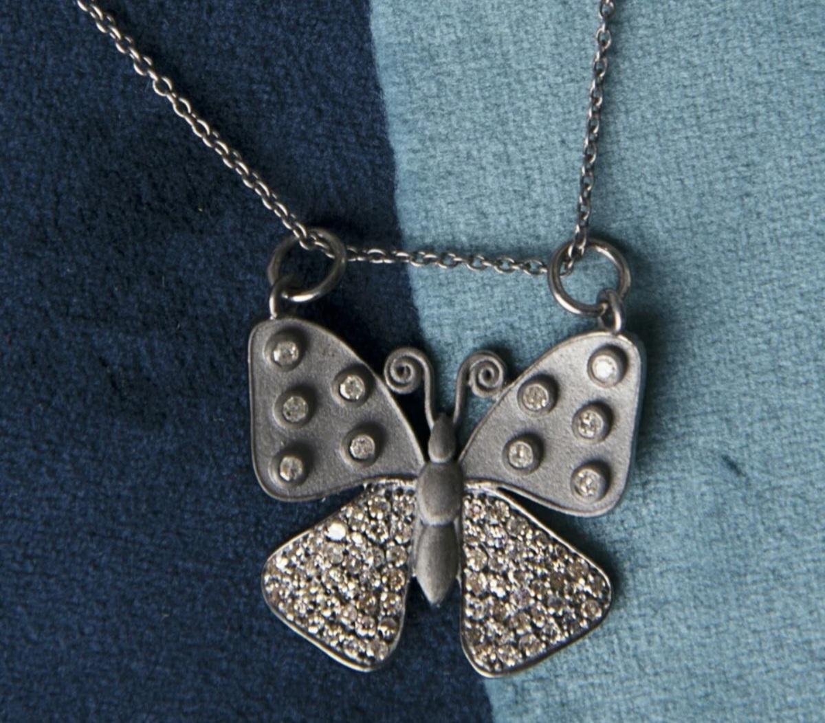 Art Déco Collana di farfalle in argento 925 Gioielli con ciondolo a forma di insetto con diamante naturale. in vendita
