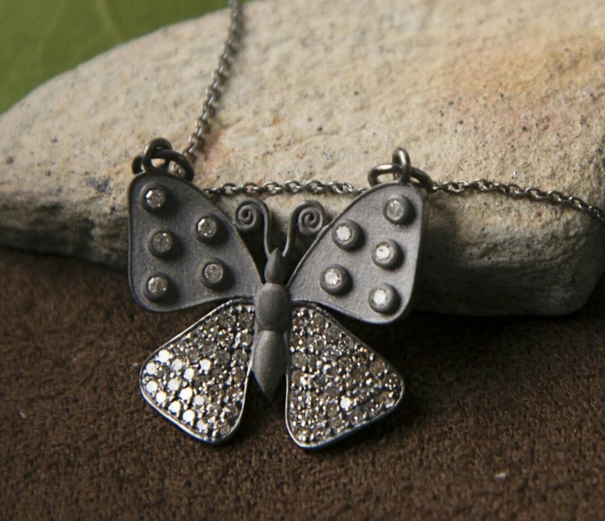 Taglio rotondo Collana di farfalle in argento 925 Gioielli con ciondolo a forma di insetto con diamante naturale. in vendita