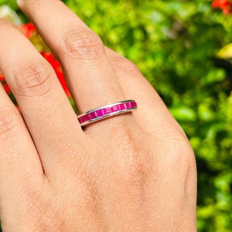 Im Angebot: 925 Sterlingsilber-Verlobungsring mit kanalisiertem Rubin-Stapelring für Mom Gift () 2