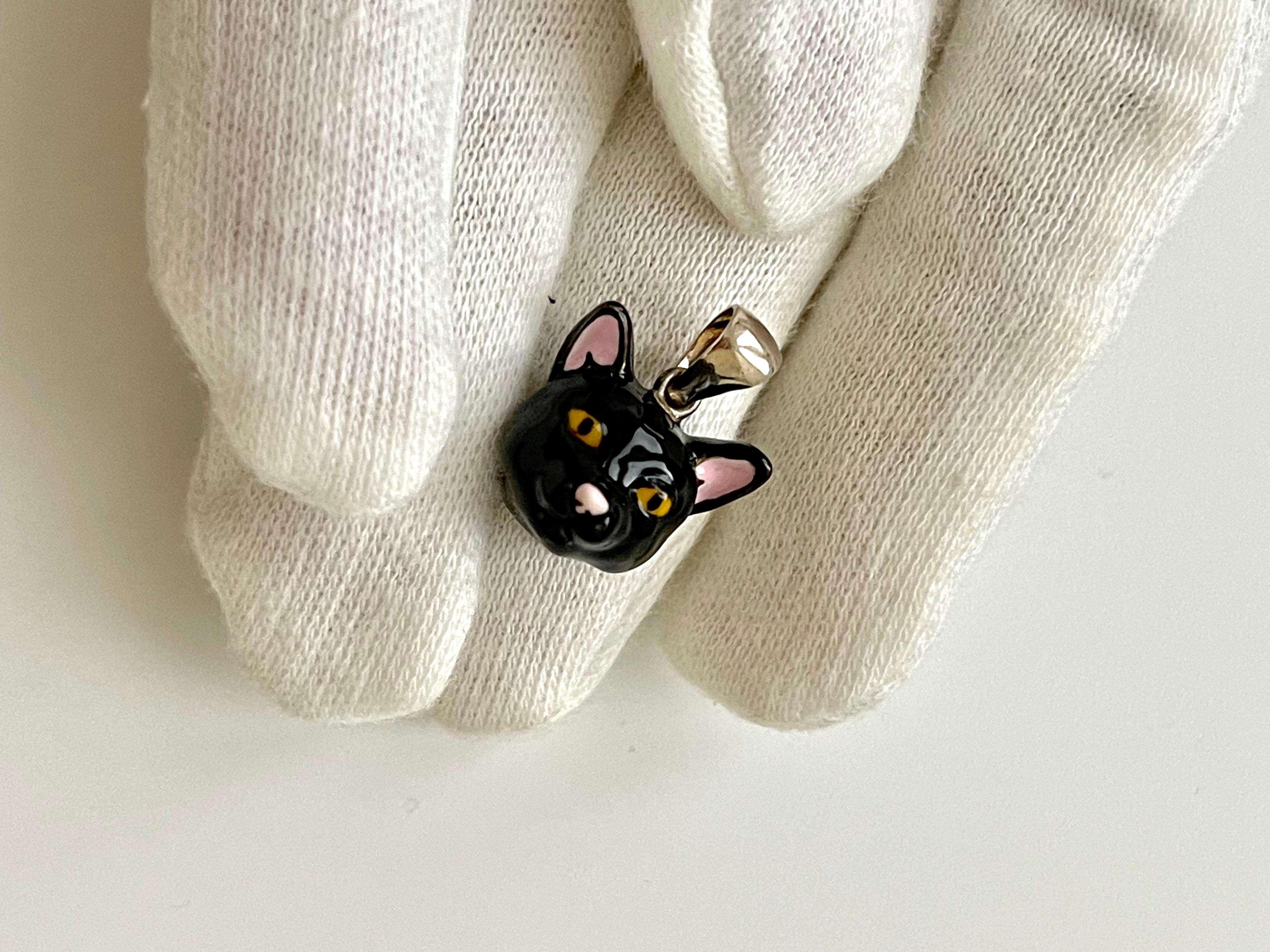 Colgante realizado en plata de ley 925, totalmente hecho y pintado a mano. Este colgante está protagonizado por un gato negro y, gracias al asombroso esmalte a mano, sus rasgos se asemejan a los de la vida real. 

Es posible representar a tu gato