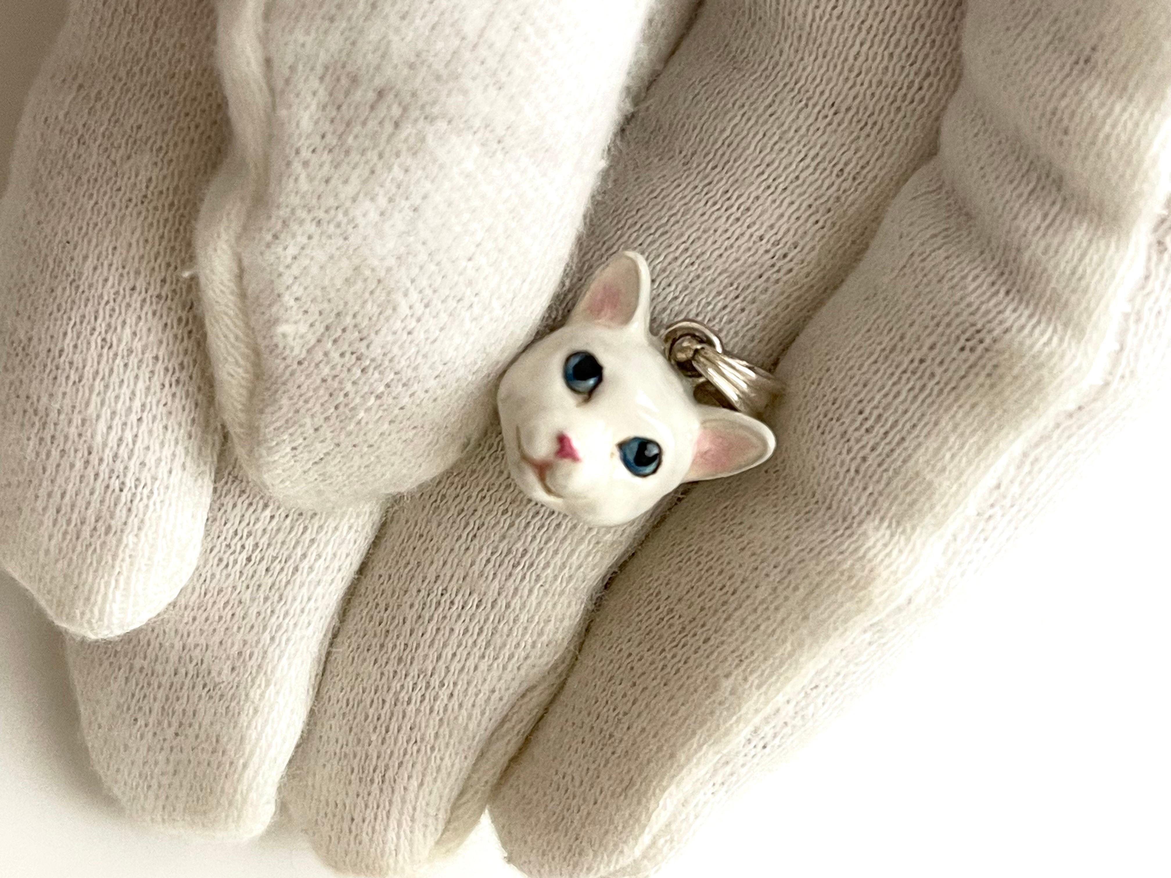 Pendant made in sterling silver 925, totally hand made and hand painted. This pendant feature a white cat with blue eyes and thanks to amazing hand enamel life-like features is vividly rendered. 

Its possible to depict your cat just sending a few