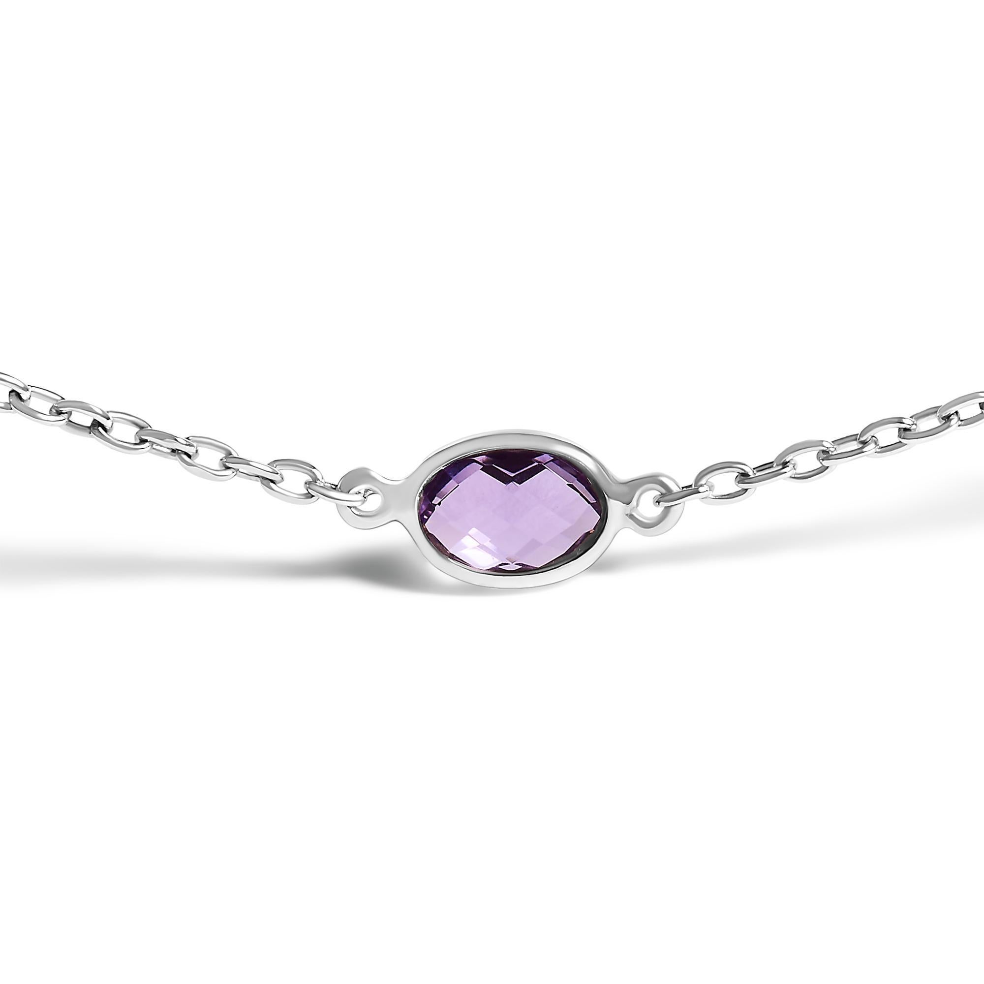 Cubre tu escote con la fastuosa elegancia de este collar de estación de plata de ley 925 rodiada, que mide unas exquisitas 22 pulgadas. Cada eslabón de su cautivadora cadena está adornado con una de las trece amatistas moradas naturales, con sus