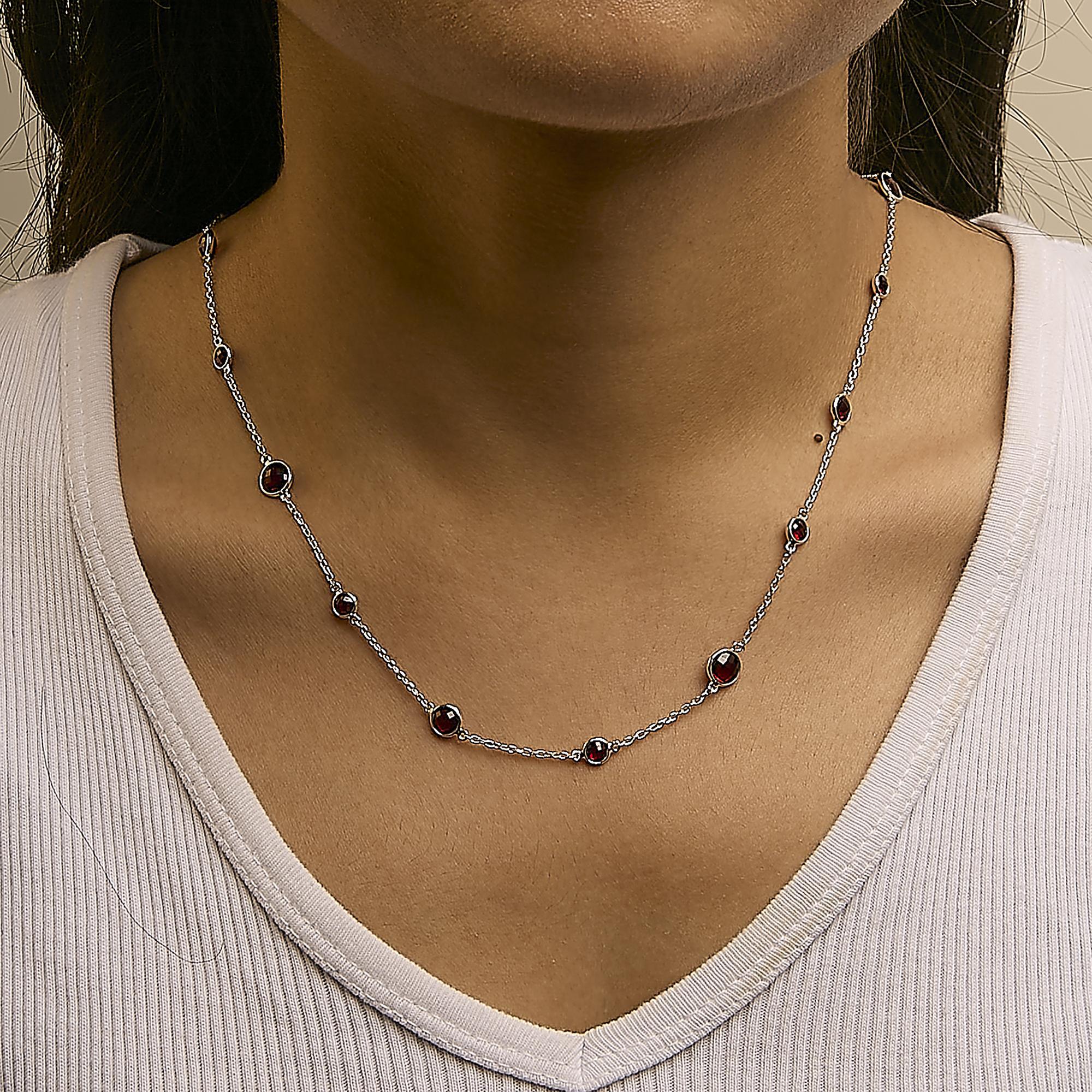 .925 Plata de Ley Checkerboard Cut Red Garnet Bezel Station Necklace Corte redondo en venta