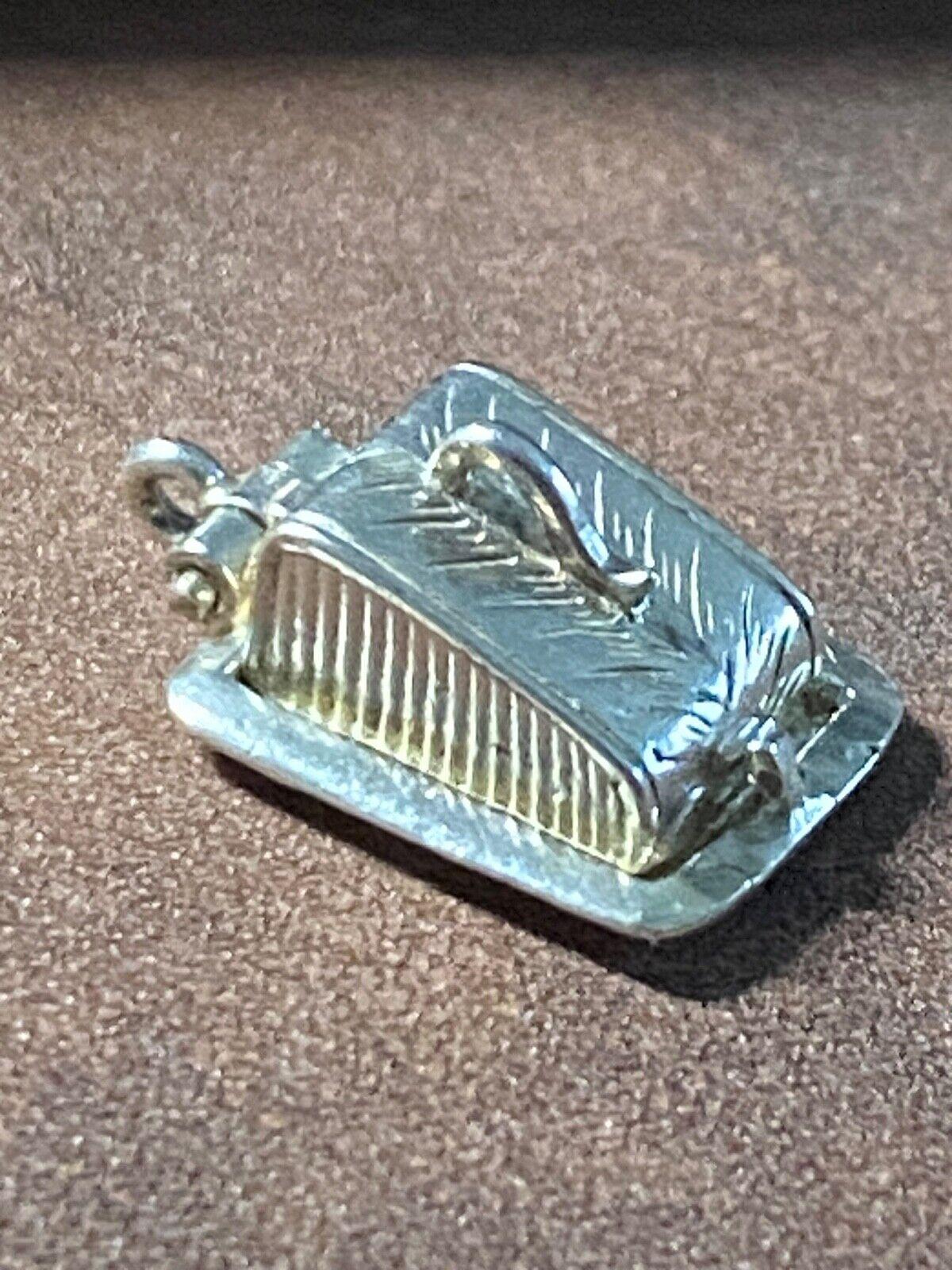 Intricately designed as a Cheese Cover, 
this lovely vintage charm is meticulously crafted
in 925 Sterling Silver  

Exceptionally detailed throughout,
this charm is designed to delight and surprise, 
as it opens up to expose a Mouse Eating