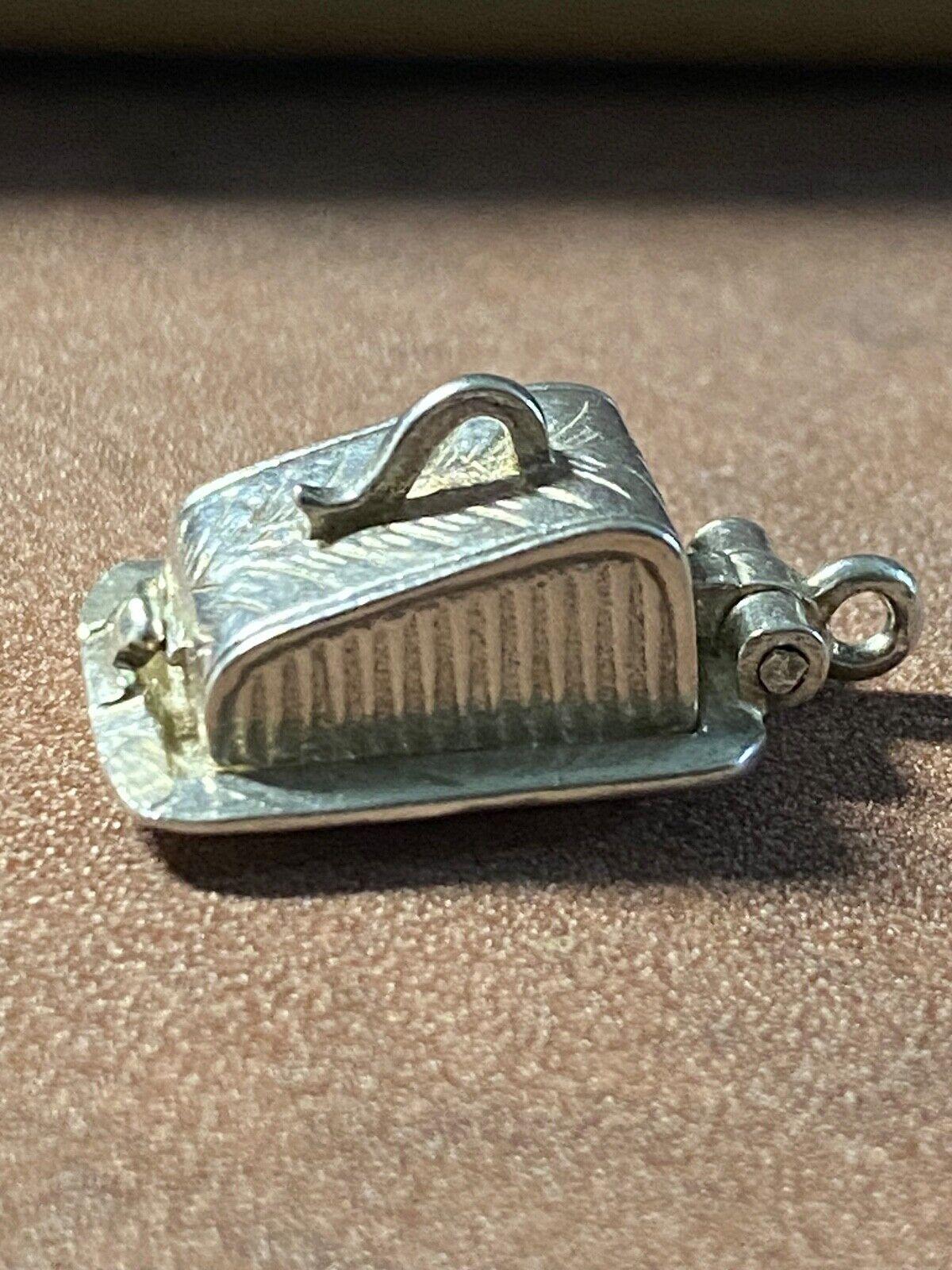 925 Sterling Silver Cheese Cover with Mouse Eating Cheese Opening Charm Pendant In Excellent Condition For Sale In MELBOURNE, AU