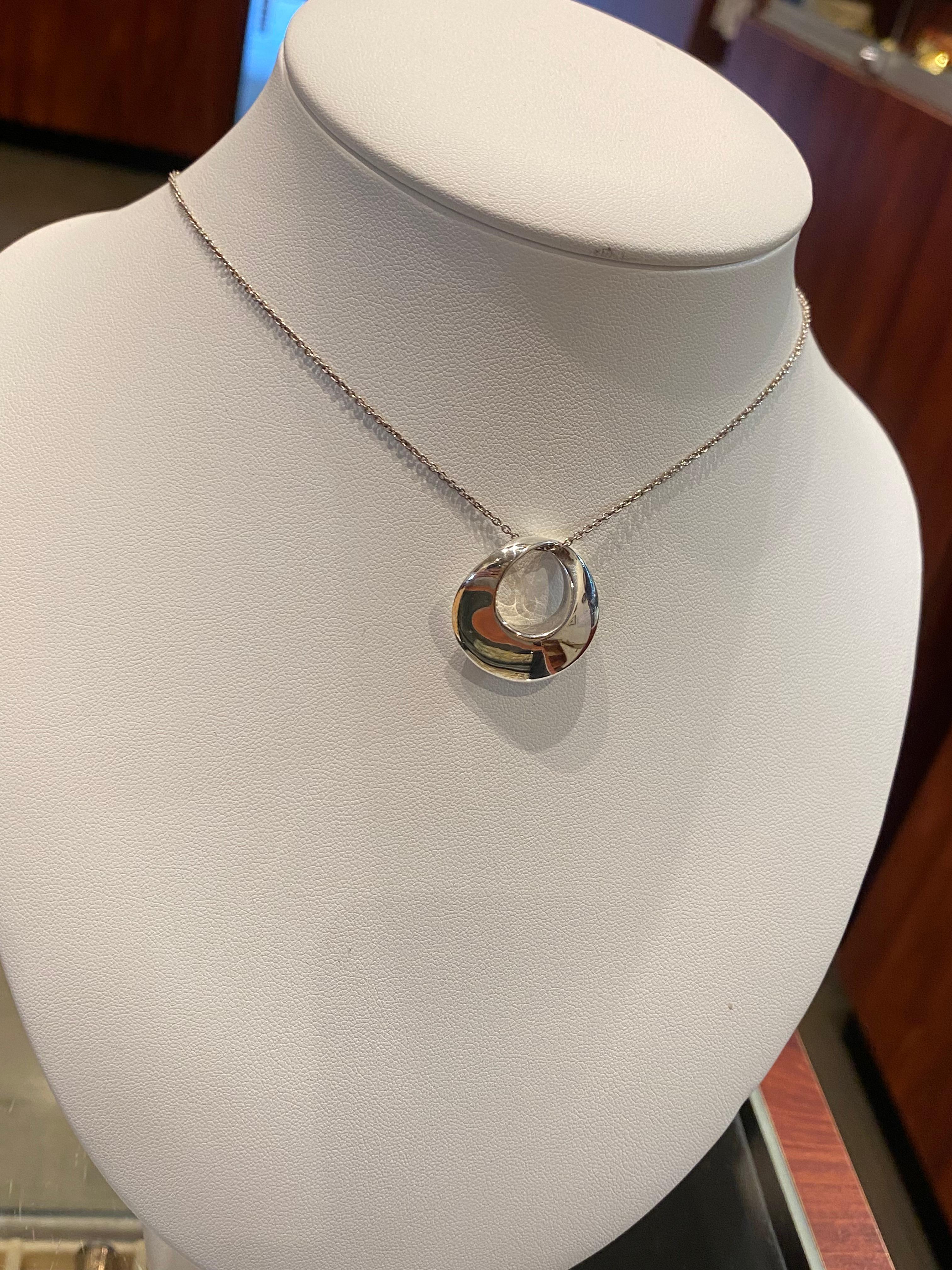 Ciondolo circolare (traforato)
che misura 25 mm di diametro 
Realizzato in argento Sterling 925

Il cerchio è un simbolo di completezza, unità ed equilibrio.

Lo stile ricorda quello di un famoso marchio. 
il ciondolo non ha una cauzione in quanto