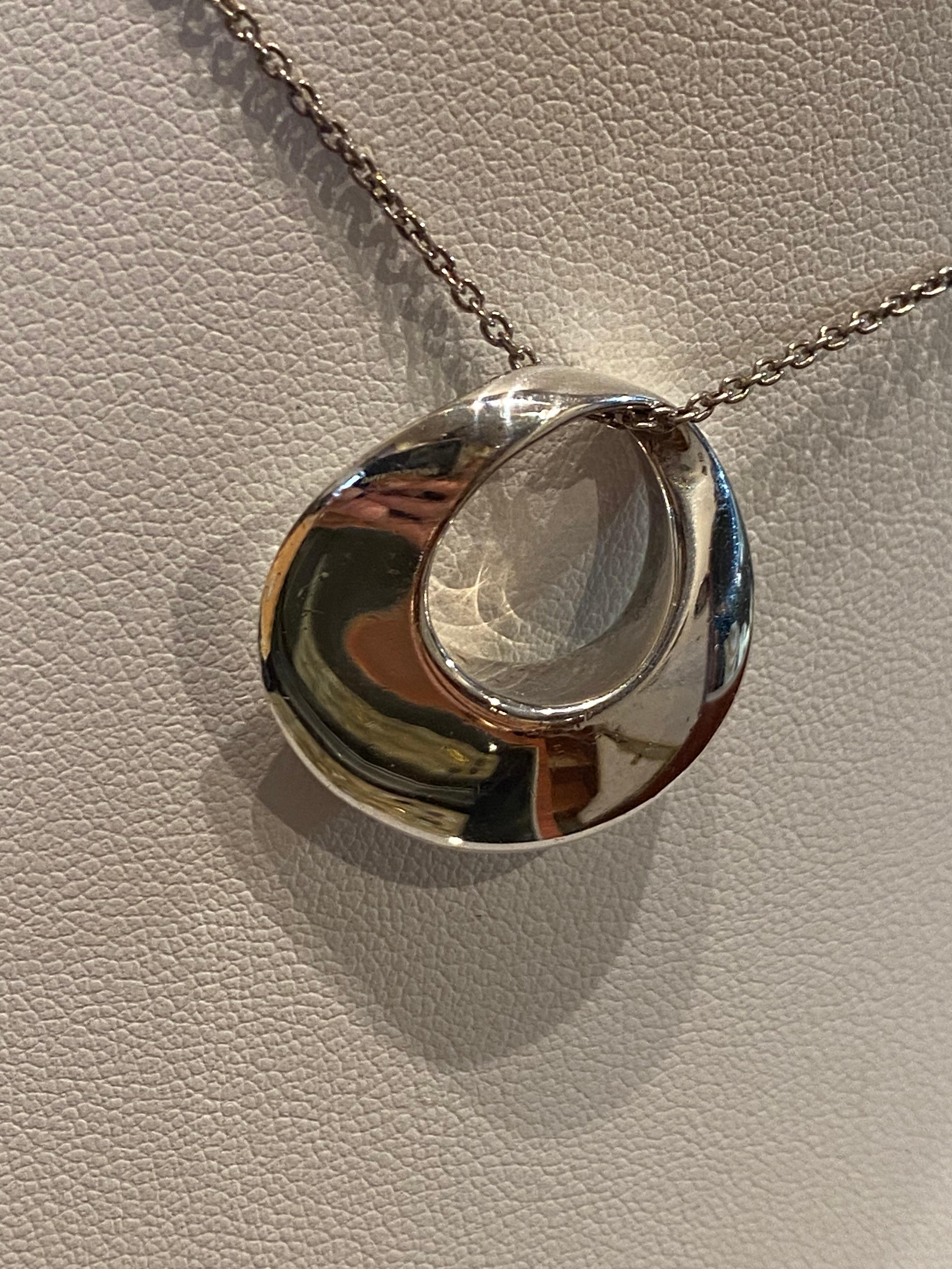 Moderno Ciondolo circolare in argento 925 (25 mm) su catena in argento 925 lunga 44,5 cm. in vendita