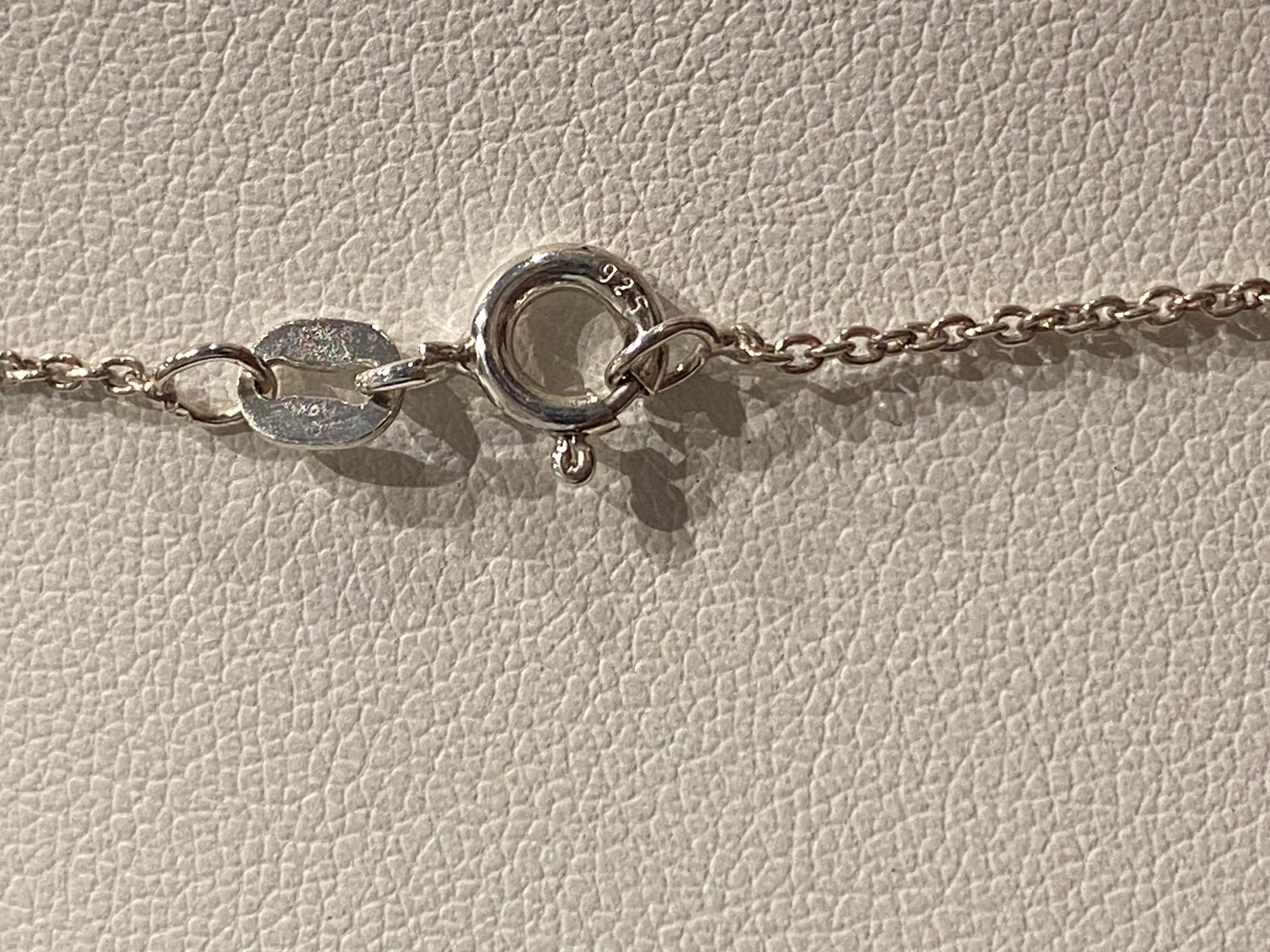 Ciondolo circolare in argento 925 (25 mm) su catena in argento 925 lunga 44,5 cm. In condizioni ottime in vendita a MELBOURNE, AU