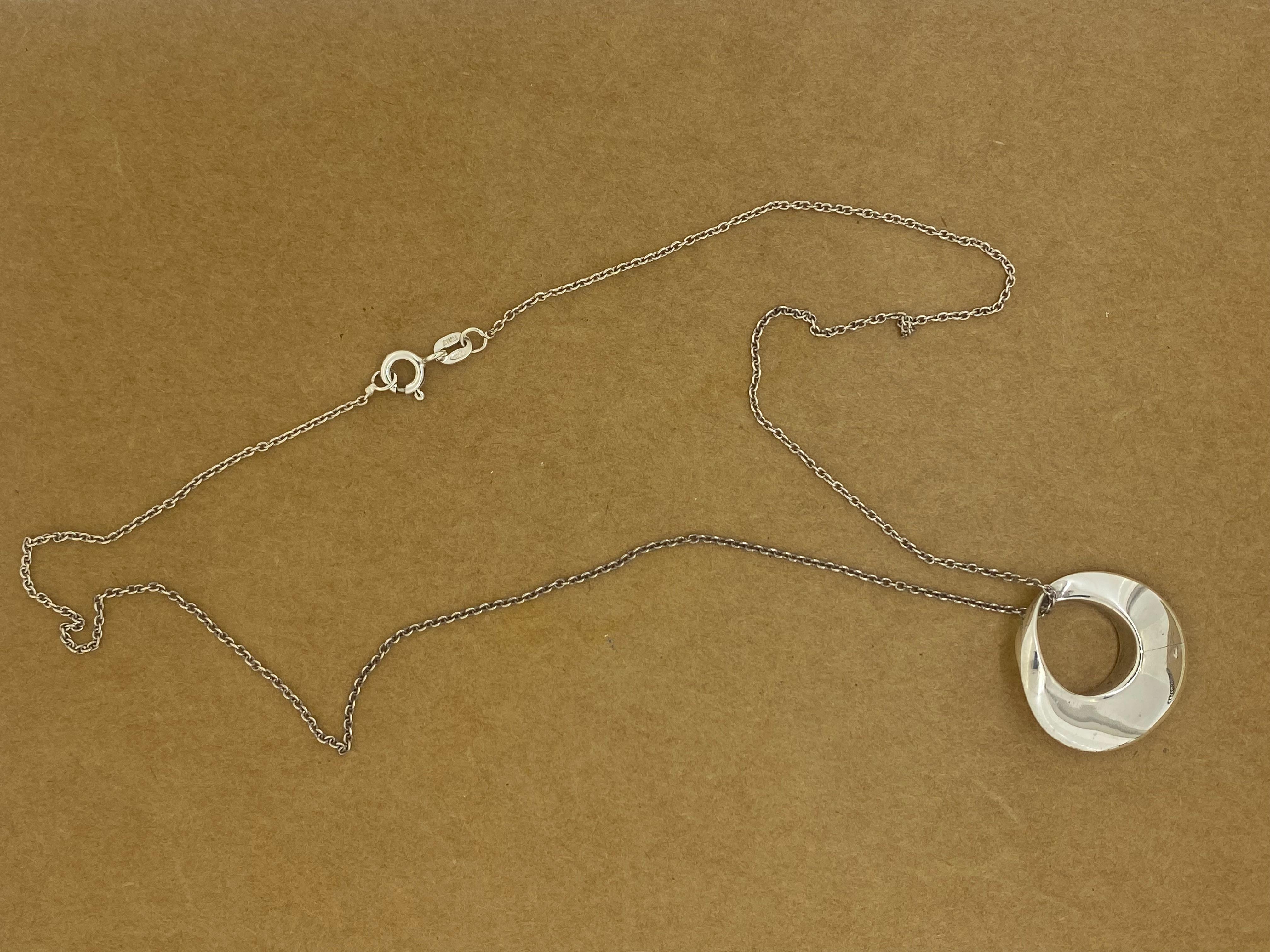 Ciondolo circolare in argento 925 (25 mm) su catena in argento 925 lunga 44,5 cm. in vendita 1