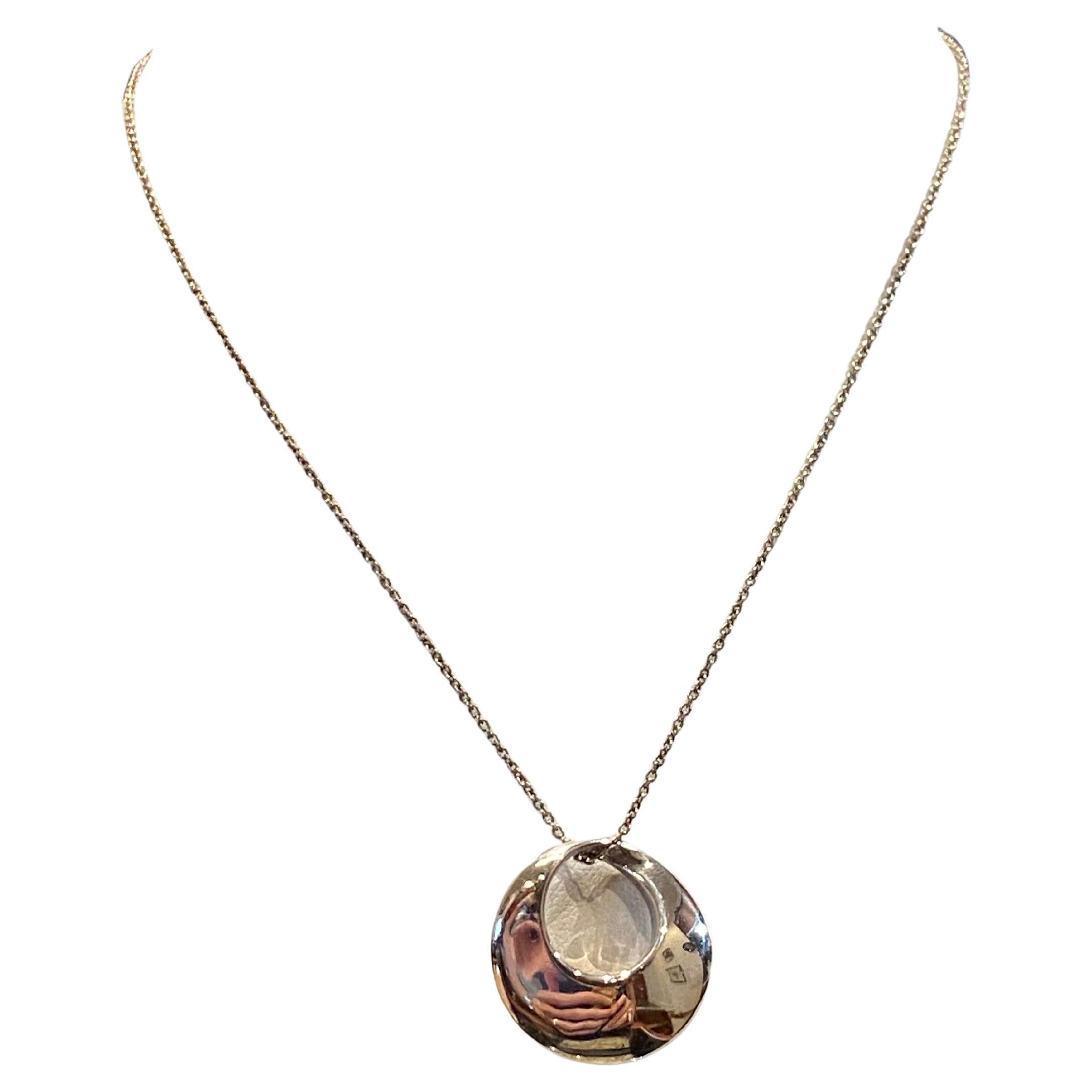Ciondolo circolare in argento 925 (25 mm) su catena in argento 925 lunga 44,5 cm.