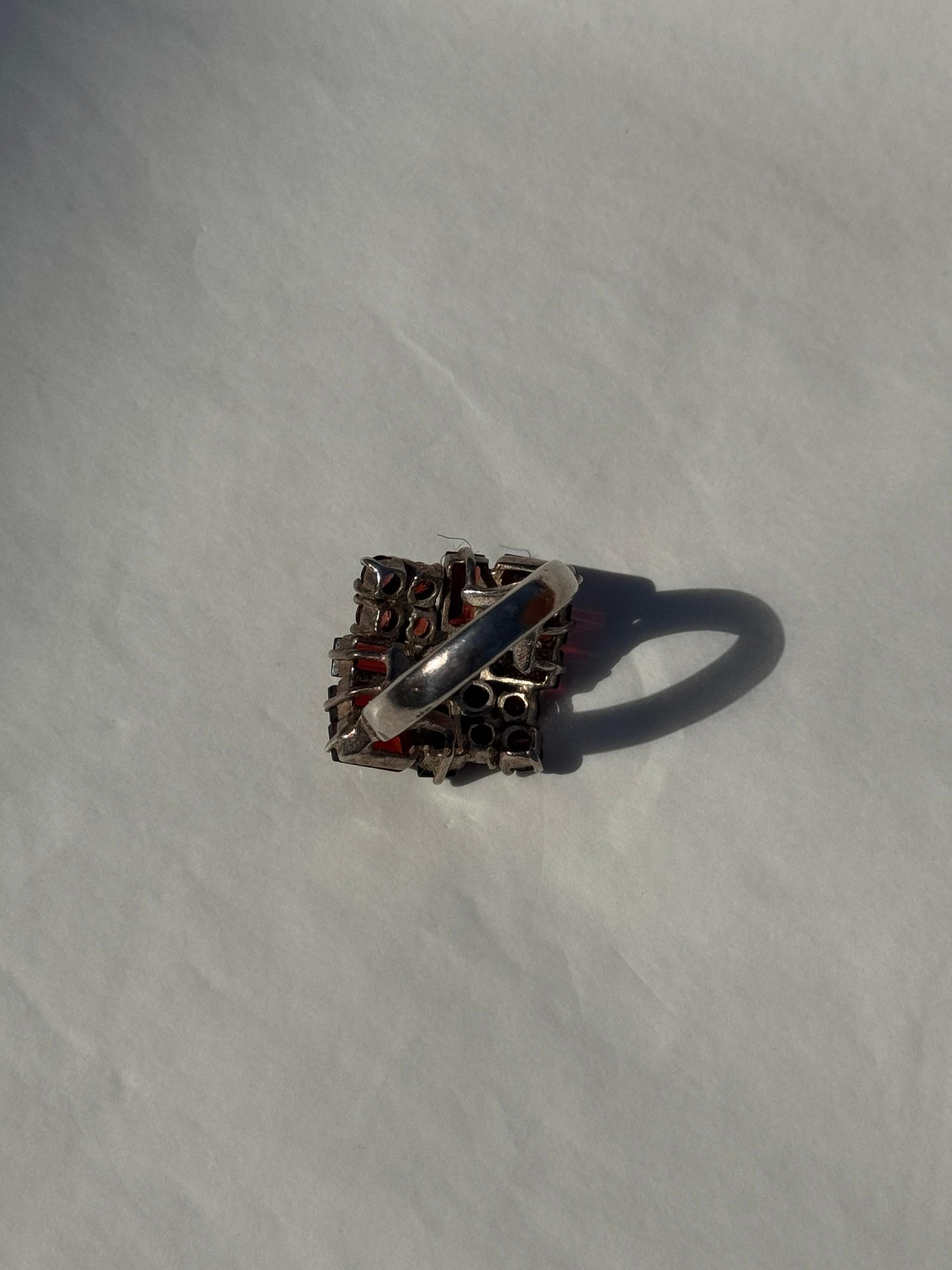 925 Sterling Silver Cocktail Ring with Garnet-Colored Glass In Good Condition For Sale In Milano, IT