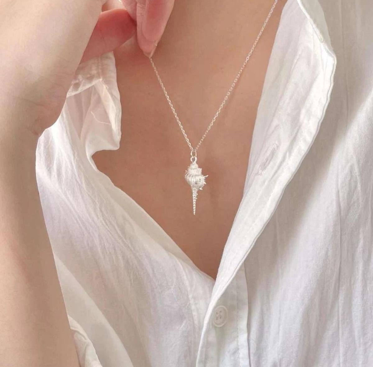 da uomo o donna Collana minimalista con ciondolo a conchiglia in argento 925 per donne, regalo di Natale. in vendita